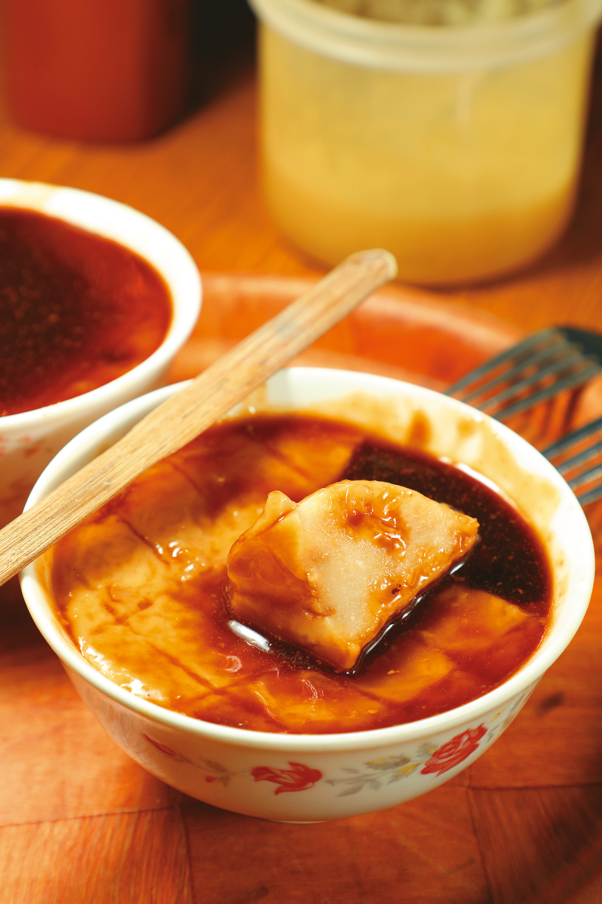 碗粿枝每天早上現磨在來米漿製作的「碗粿」，內有肉塊、滷蛋，淋上醬油、中藥材與蒜泥調製的醬汁。（35元／份）