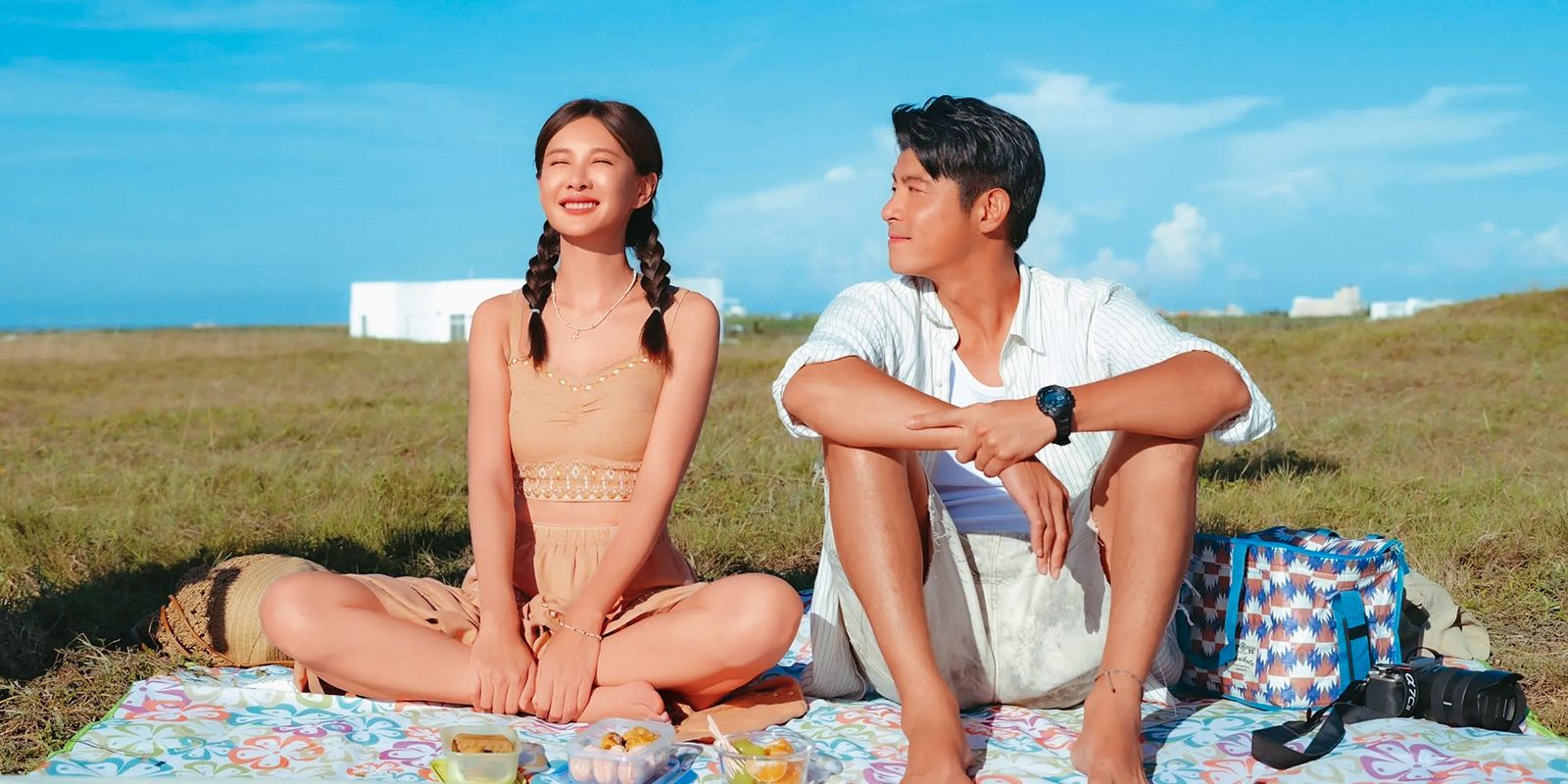 安心亞（左）和王柏傑（右）在台版《我們的藍調時光》中飾演一對戀人，該劇在澎湖吉貝島等地拍攝，兩人在劇中浪漫放閃。（米神國際提供）