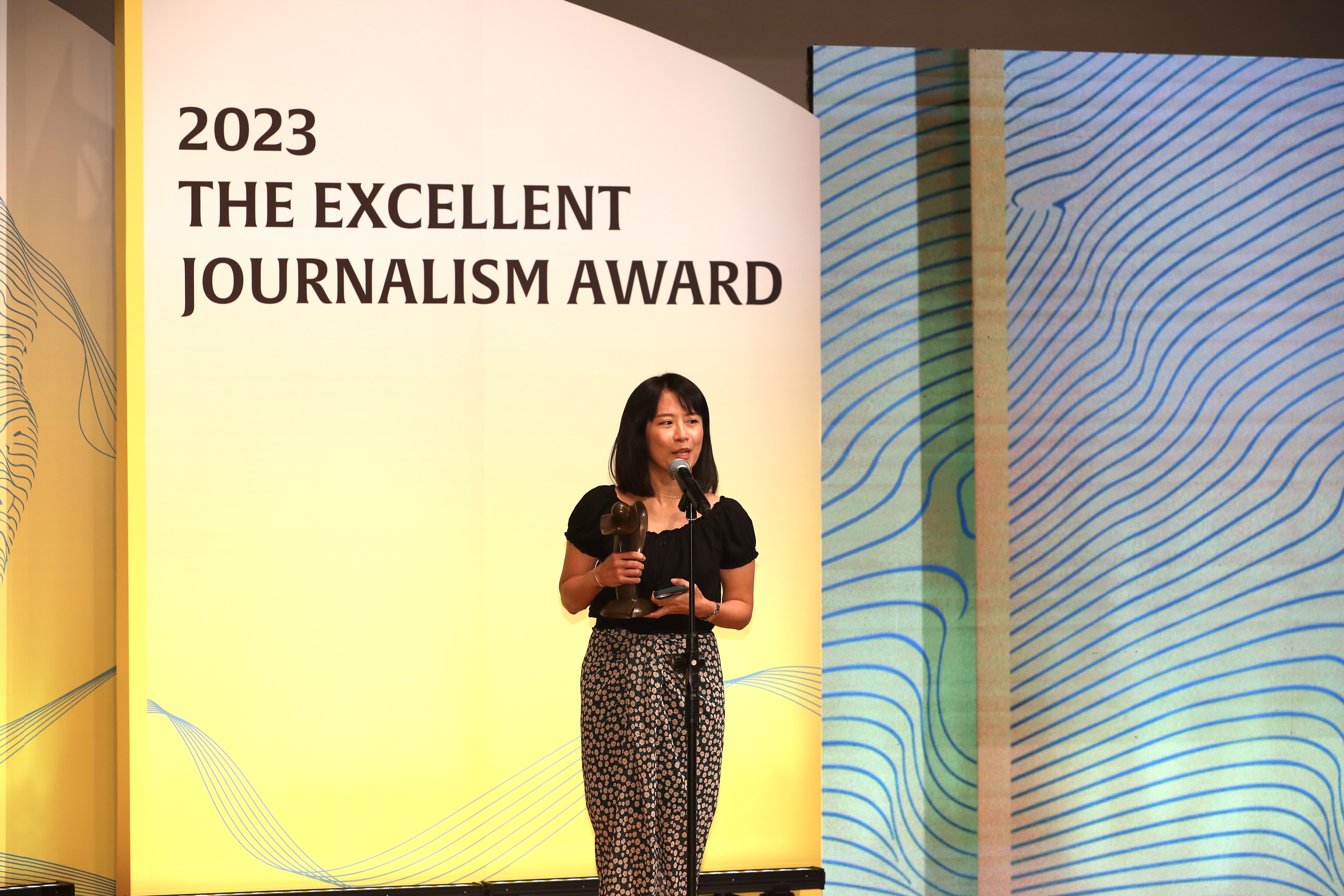 鏡週刊人物組記者簡竹書和攝影記者杭大鵬，以報導「殺害二個小孩之前──單親媽媽殺子案」獲得特寫新聞獎。