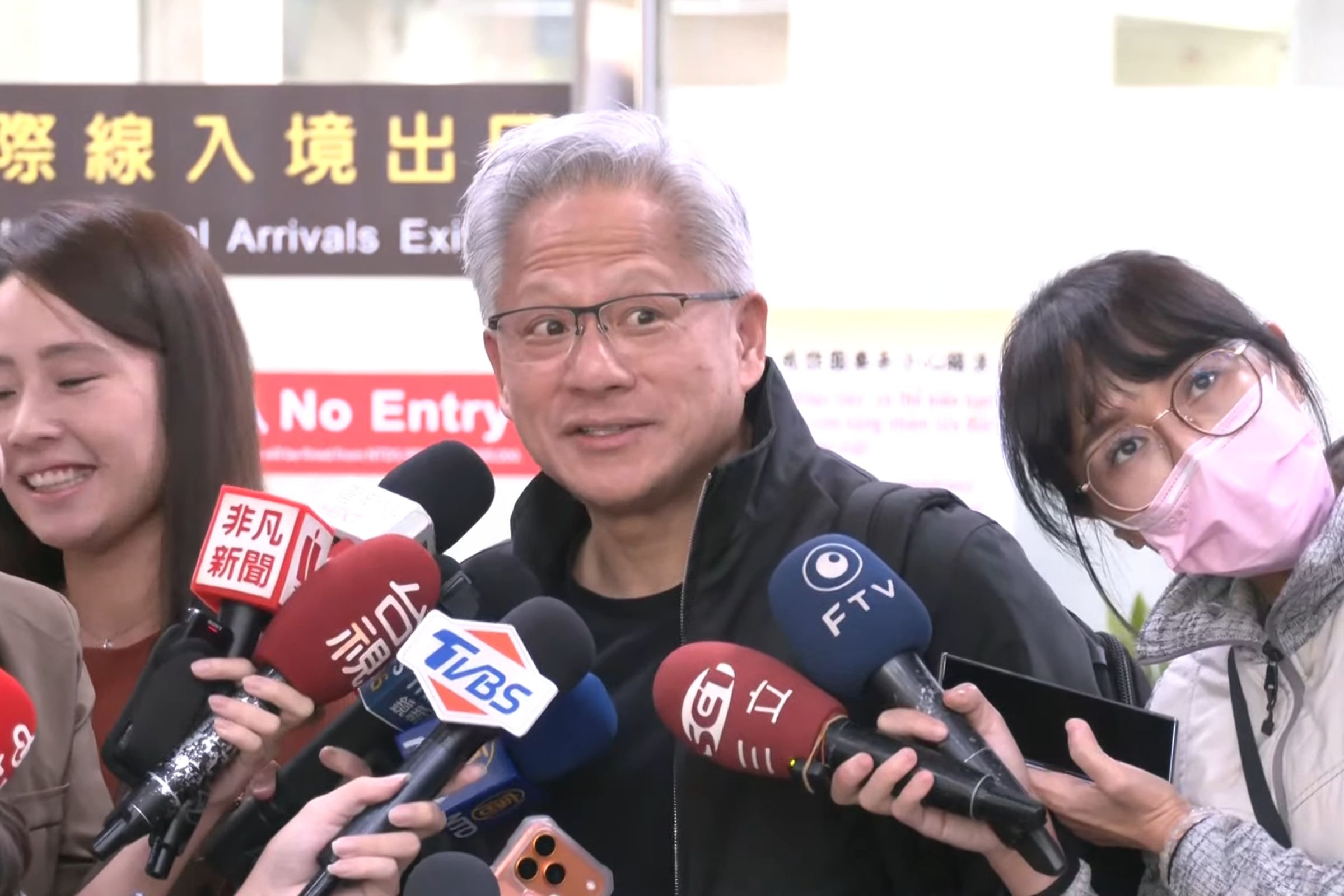 黃仁勳證實將參訪台積電三奈米廠以及出席運動會。(鏡新聞)
