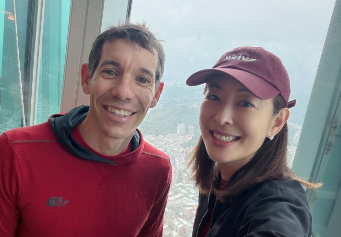 霍諾德（左）明天將挑戰徒手攻頂101。（翻攝自賈永婕臉書）