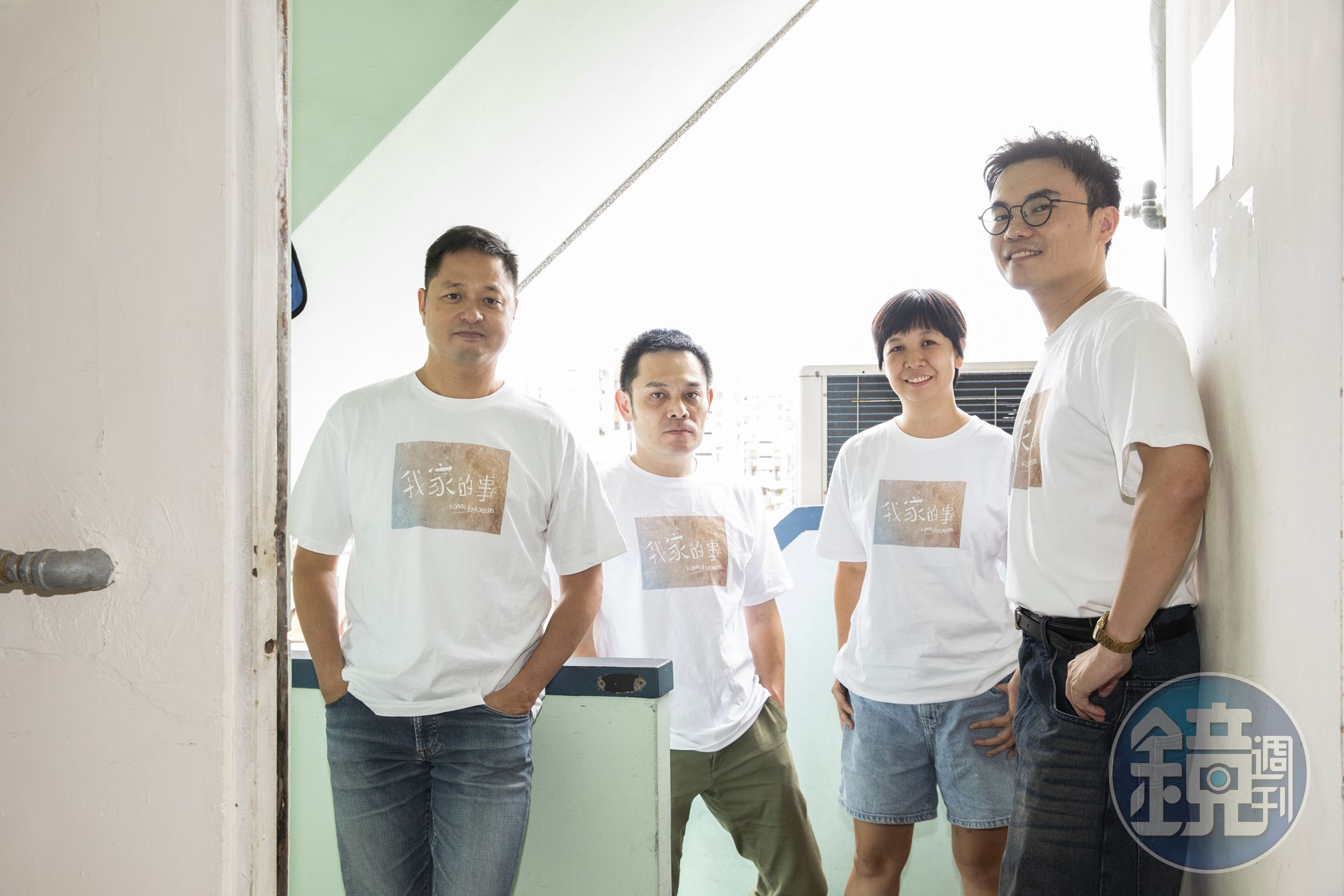 監製鄭有傑(左起)、蔡宗翰與謝君堯以各自專業協助新銳導演潘客印(右一)完成第一部電影。