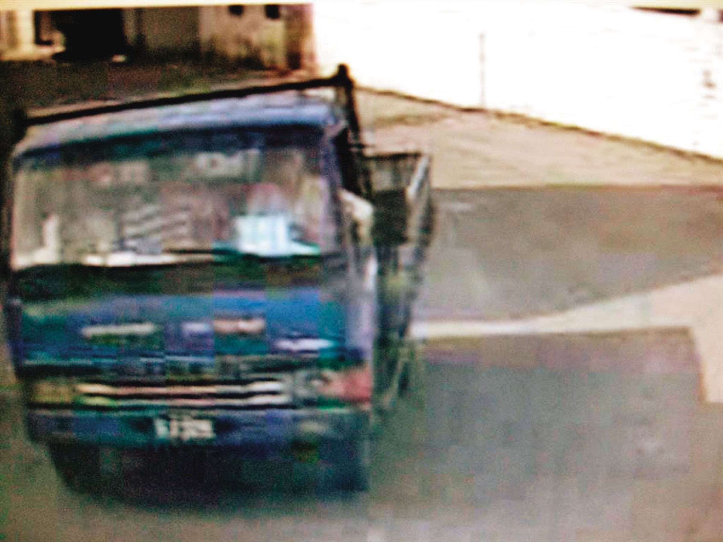 凶手聯繫搬家公司,找來貨車載運裝屍體的大行李箱。(翻攝畫面)