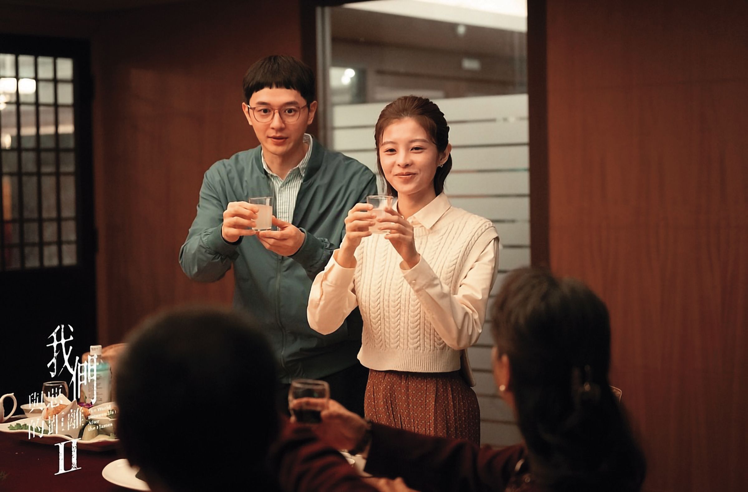 張軒睿（左）在《我們與惡的距離II》裡和詹子萱（右）演一對倍受長輩壓力的情侶。