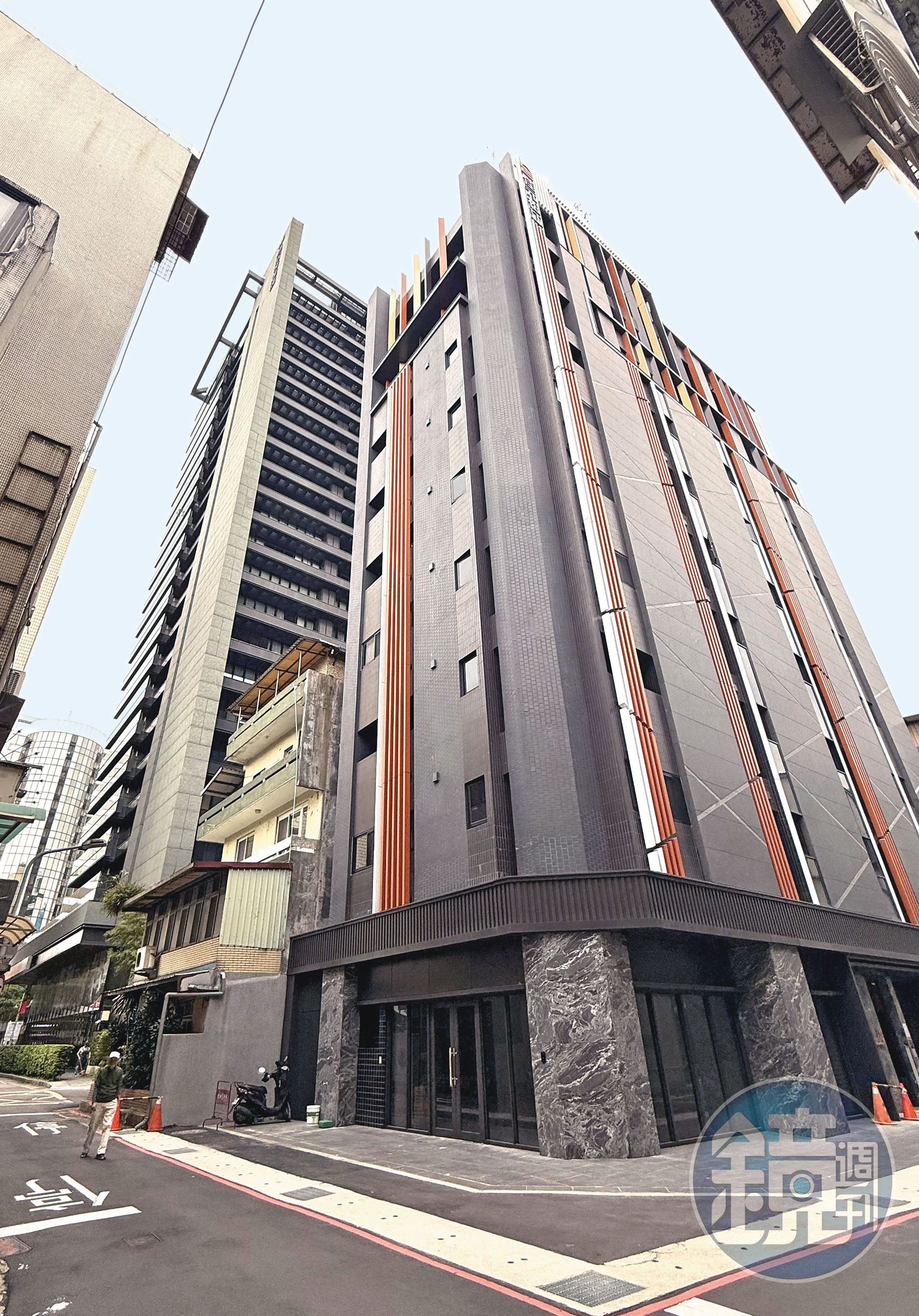 基地只有百坪大的佳元松江，菱格紋設計外觀新穎時尚，氣勢不輸旁邊的千坪基地豪宅。