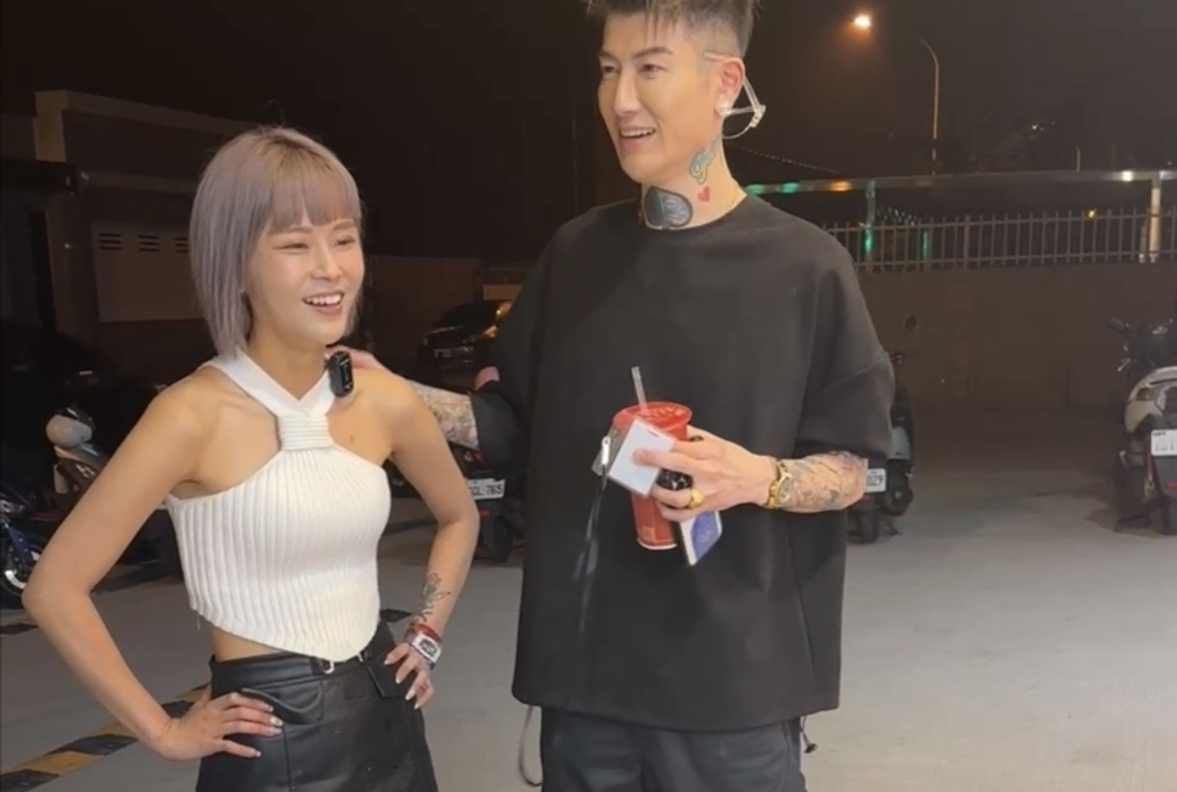 丟丟妹和男友在鏡頭前打情罵俏引來兩萬多人空中圍觀。(翻攝樓頂揪樓下臉書)