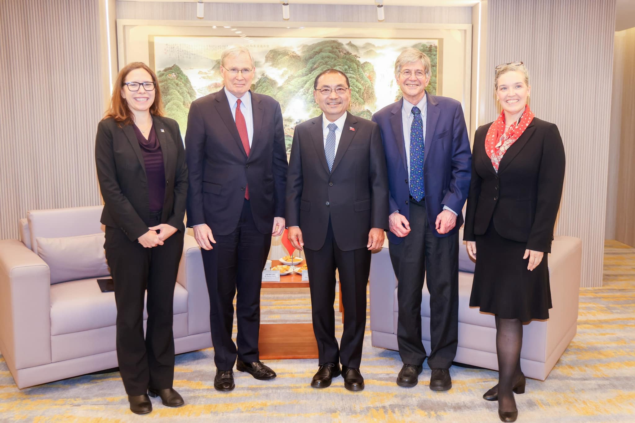 侯友宜（中）與羅森伯格（左起）、哈德利、孫曉雅（右起）、史坦伯格會面。（翻攝侯友宜臉書）