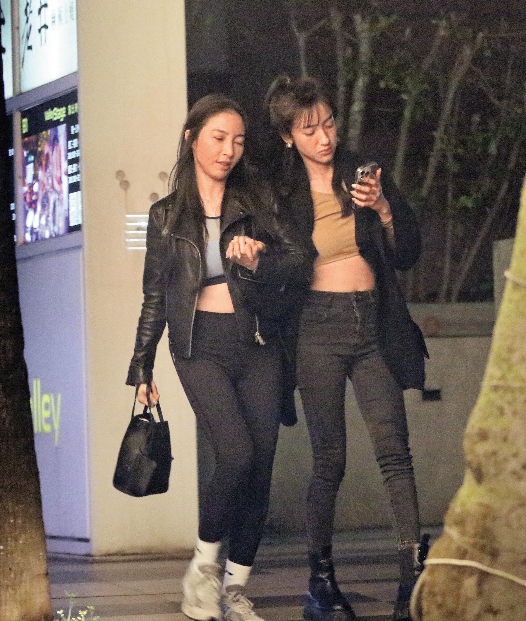 4/9 01：07 喝不少的夏宇禾（右），最後由張家瑋（左）護送回家。