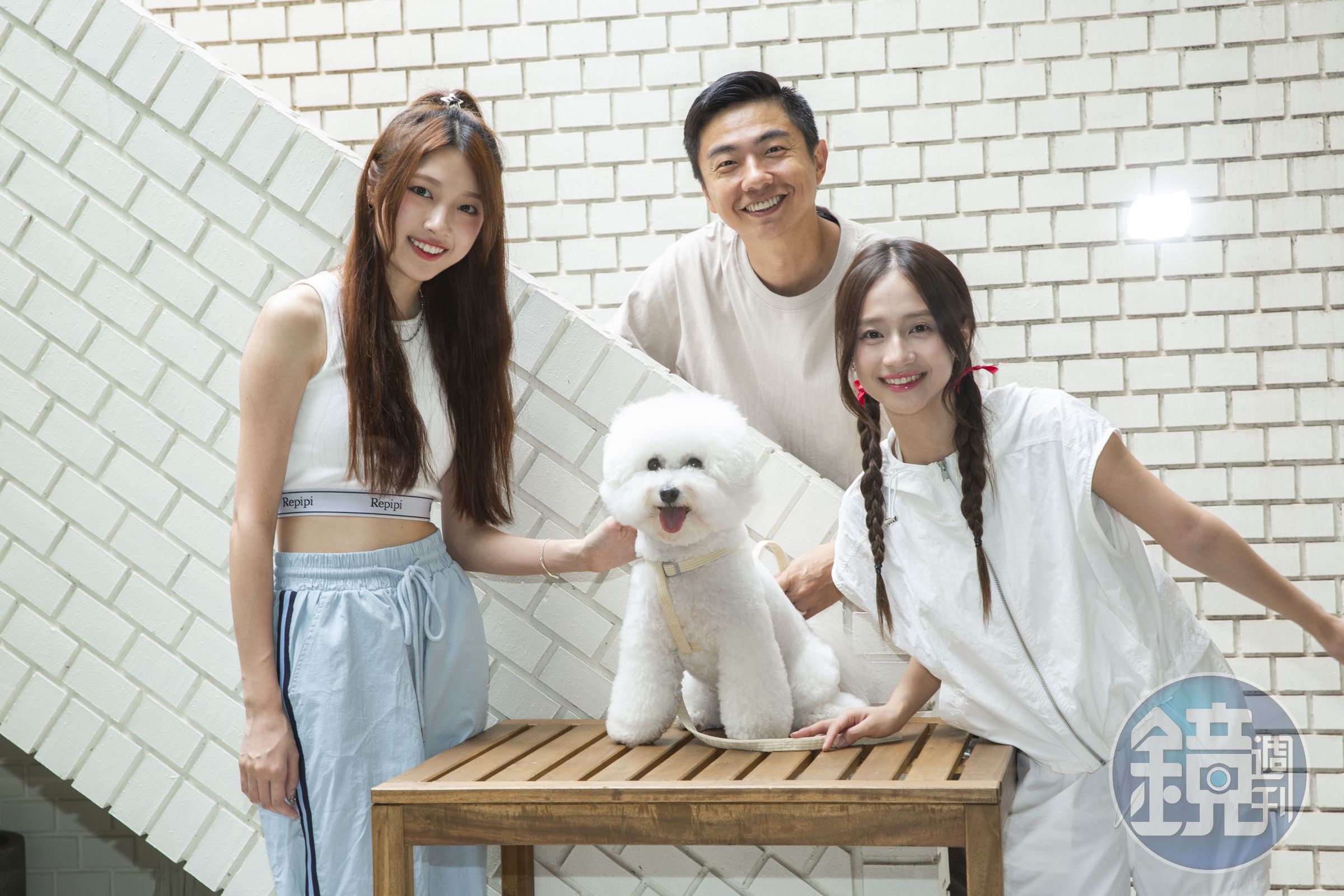 蔡菜(右)帶著比熊犬「滴滴」來找熊爸(後排)。左為幽靈水晶的書蘊。