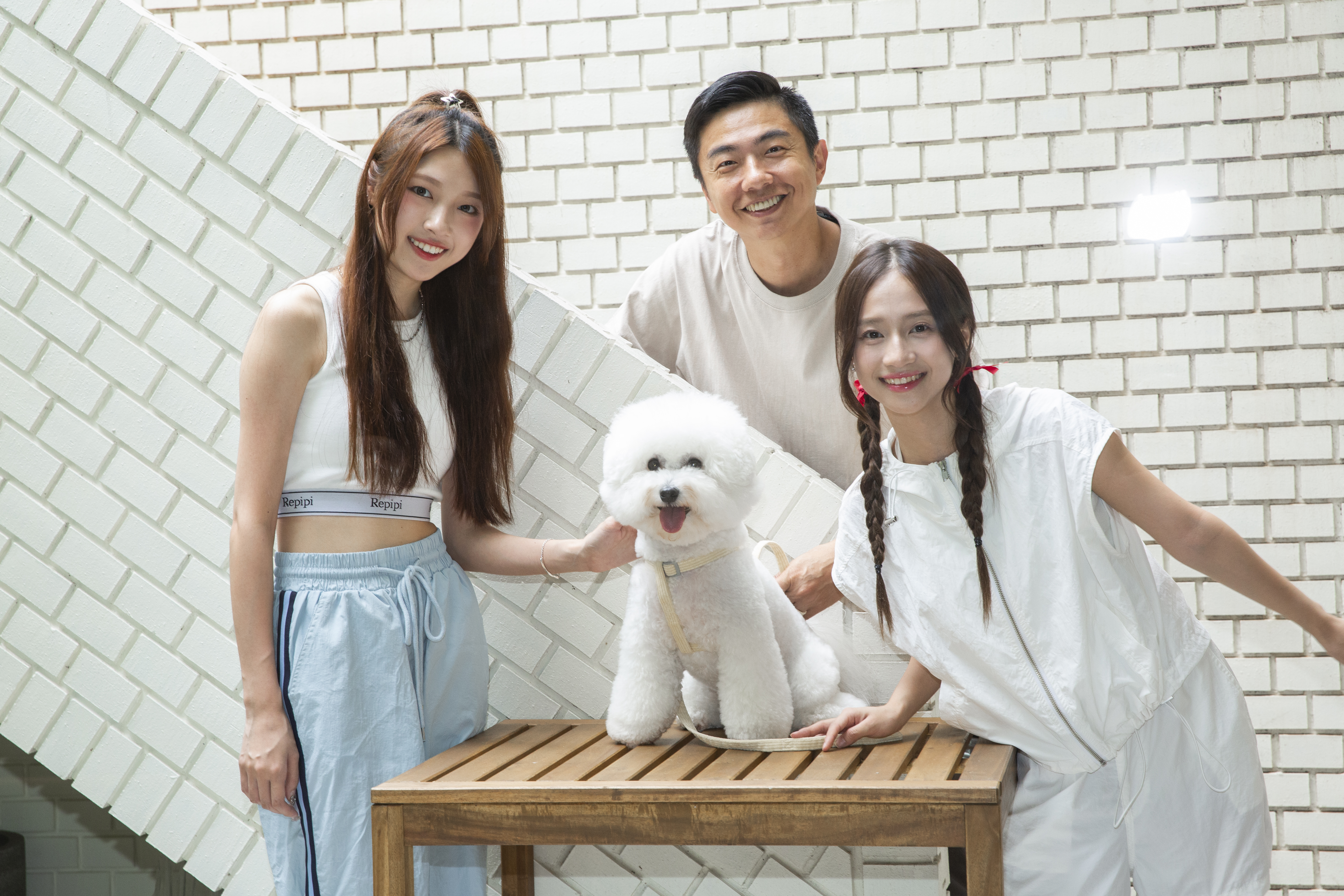 蔡菜（右）帶著比熊犬「滴滴」來找熊爸（後排）。左為幽靈水晶的書蘊。