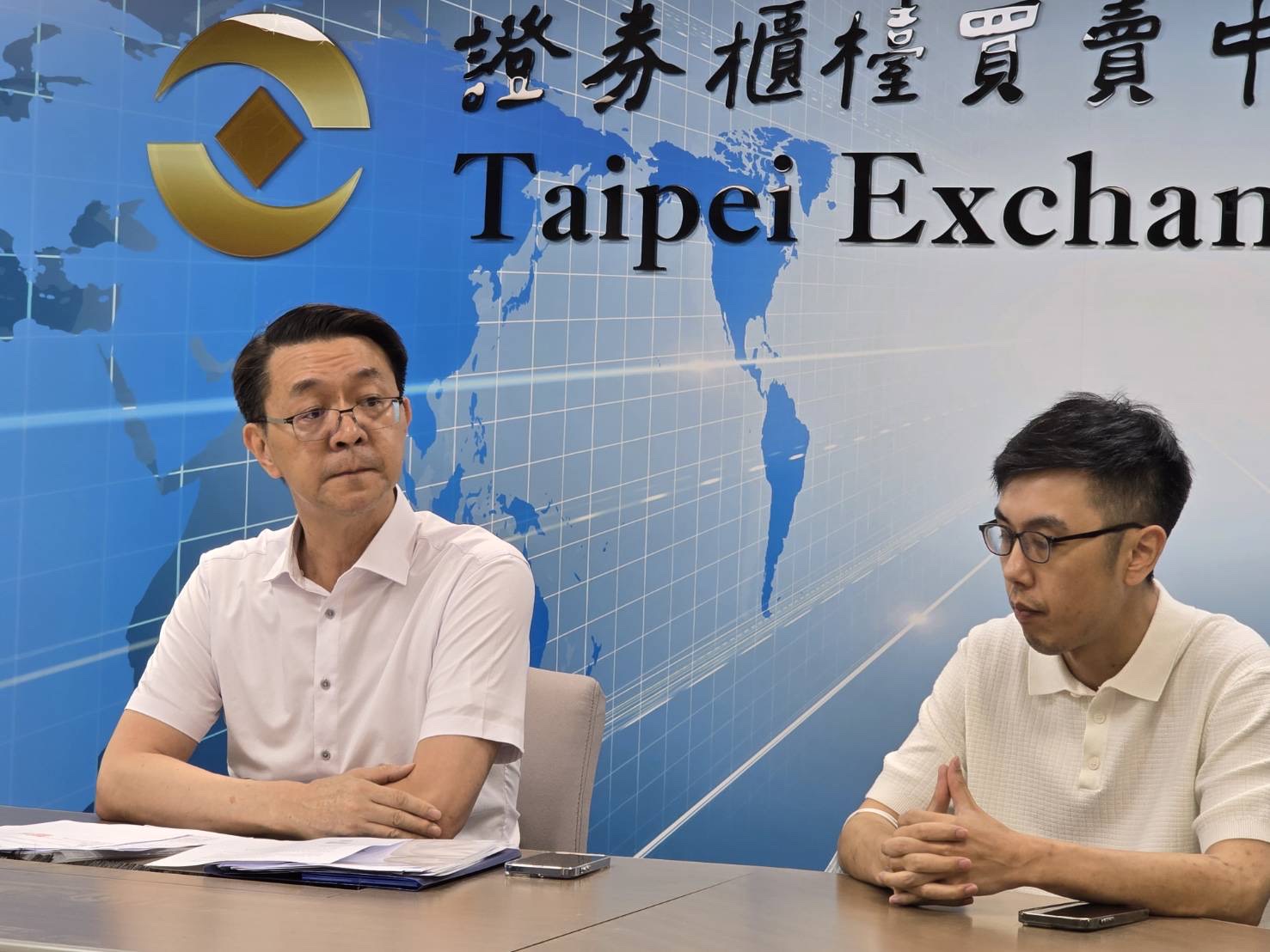 長亨副總經理劉世德（左）代表說明今日長亨董事會決議，並於重訊後接任總座一職。
