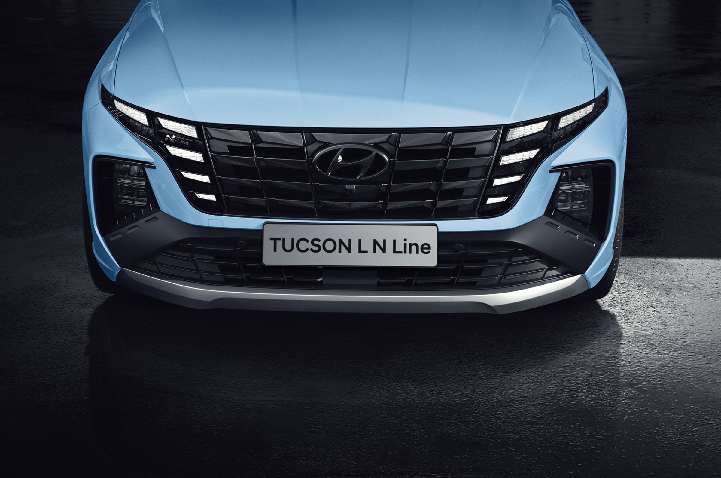 全新TUCSON L N Line其引人注目的隱藏式飛翼日行燈透過幾何造型調整,為整車增添了動感和霸氣