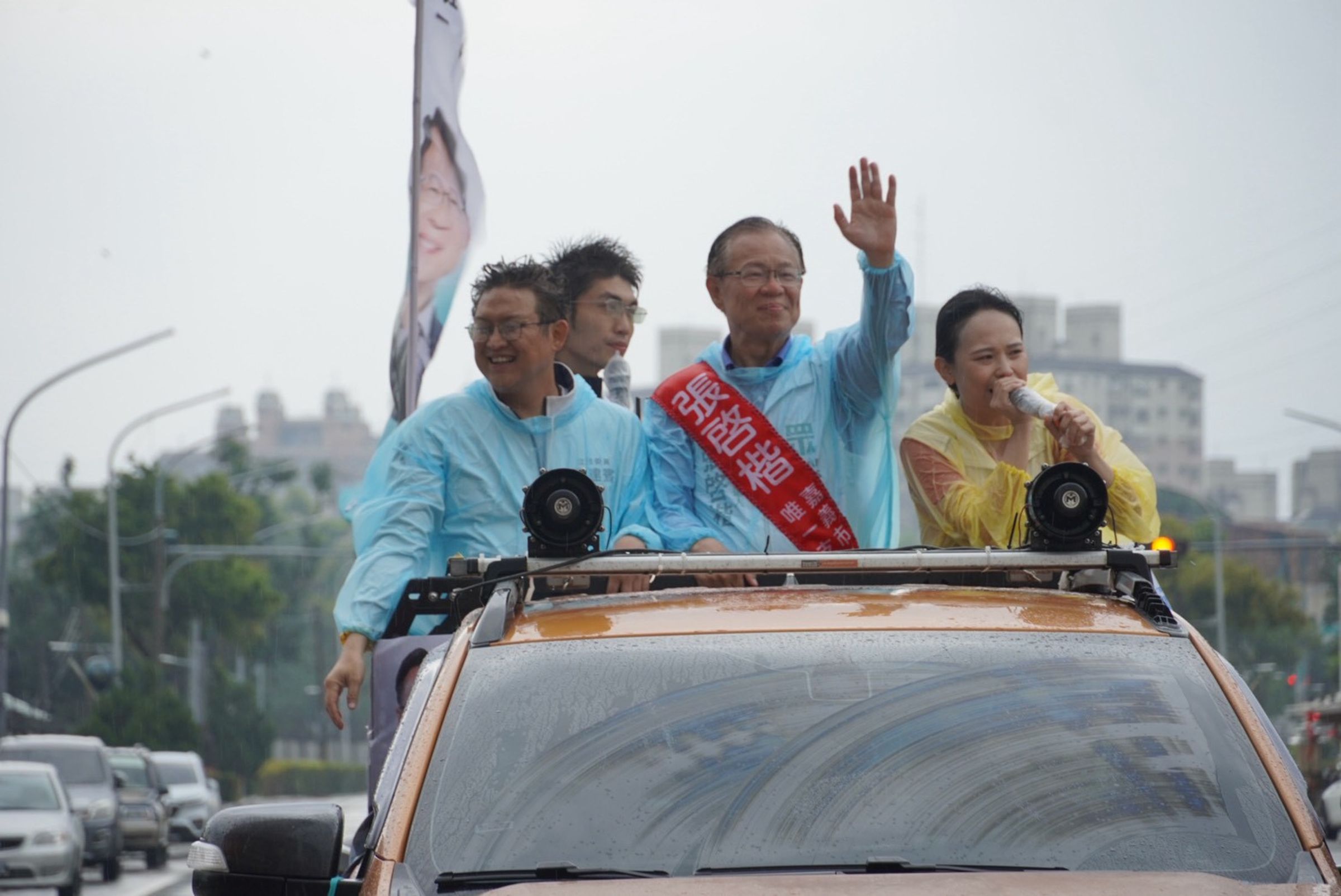 民眾黨提名人張啓楷與國民黨提名人翁壽良於連假期間進行全市話民調，最終結果由張啓楷勝出。（翻攝自臉書@張啓楷）