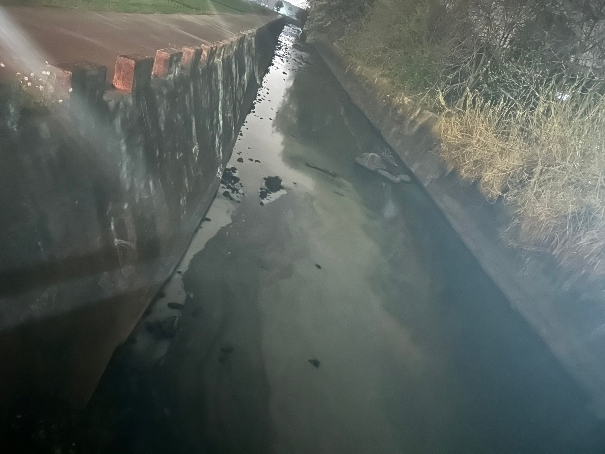 張姓兄弟違法處理廢油,並對附近河川造成汙染。(台中地檢署提供)