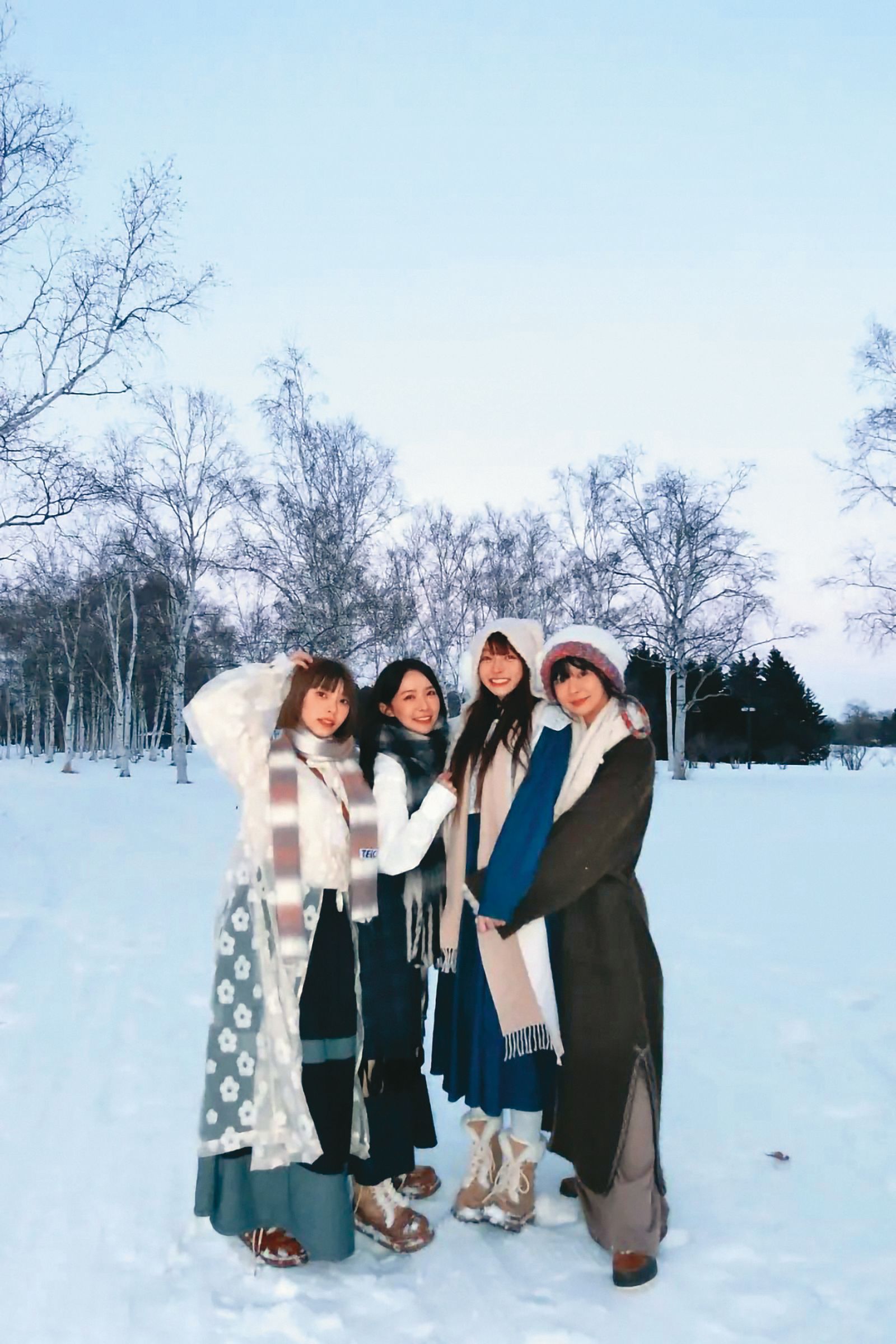 林襄（右二起）、禾羽與李芷霖，原本都是莉奈（右一）旗下藝人，如今關係已經不復以往。（莉奈文創提供）