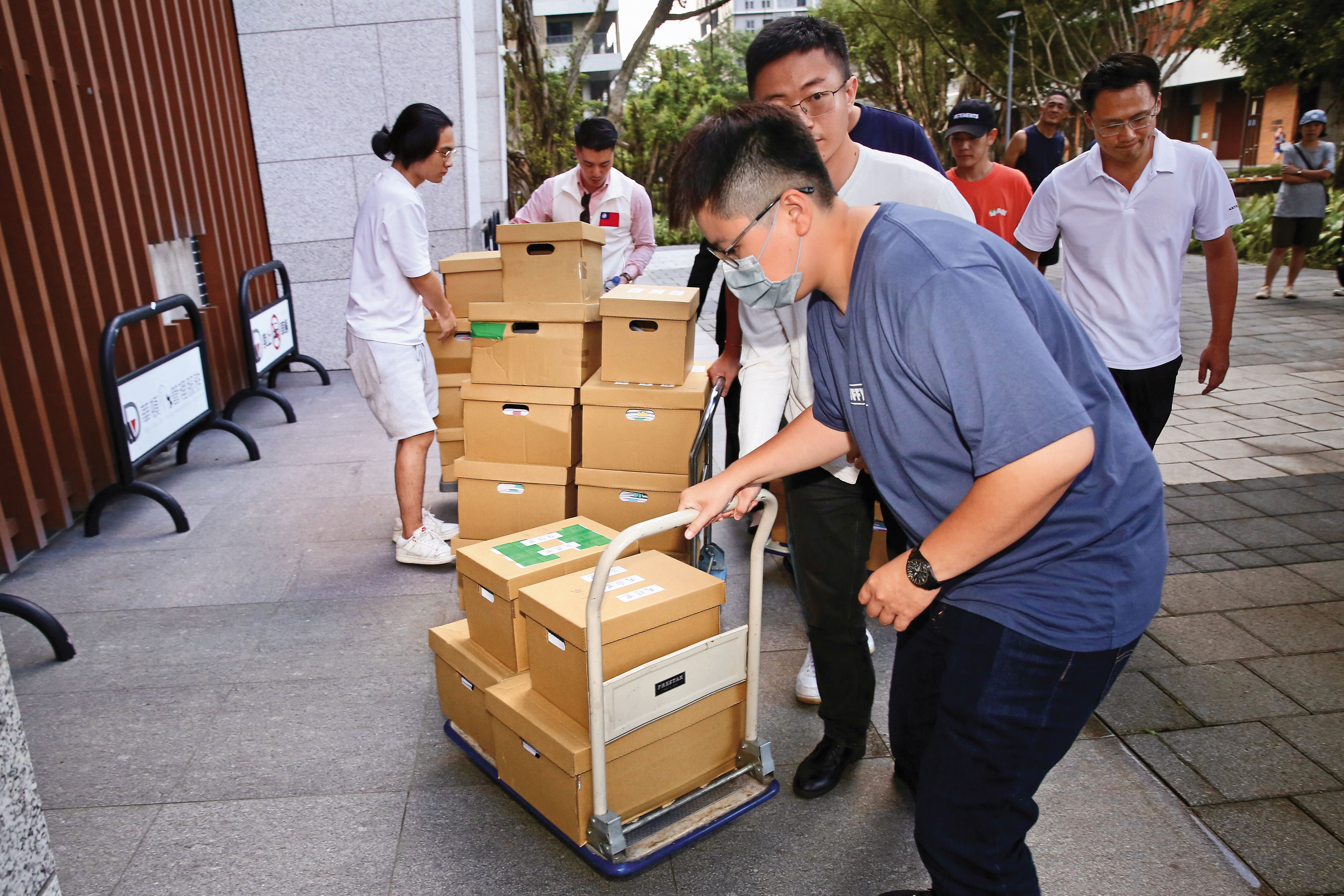 罷綠委二階連署陸續宣告失敗。圖為北市罷雙吳罷團送件不成功。(鏡報董孟航)