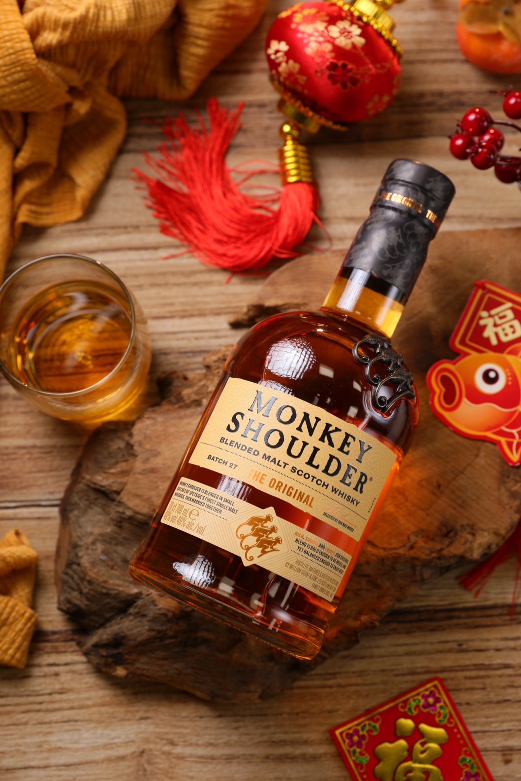 「Monkey Shoulder 三隻猴子三重麥芽威士忌」是格蘭父子集團旗下推出的調和麥芽威士忌品牌,滑順酒體中飽含柔和的香料氣息。(830元/瓶)