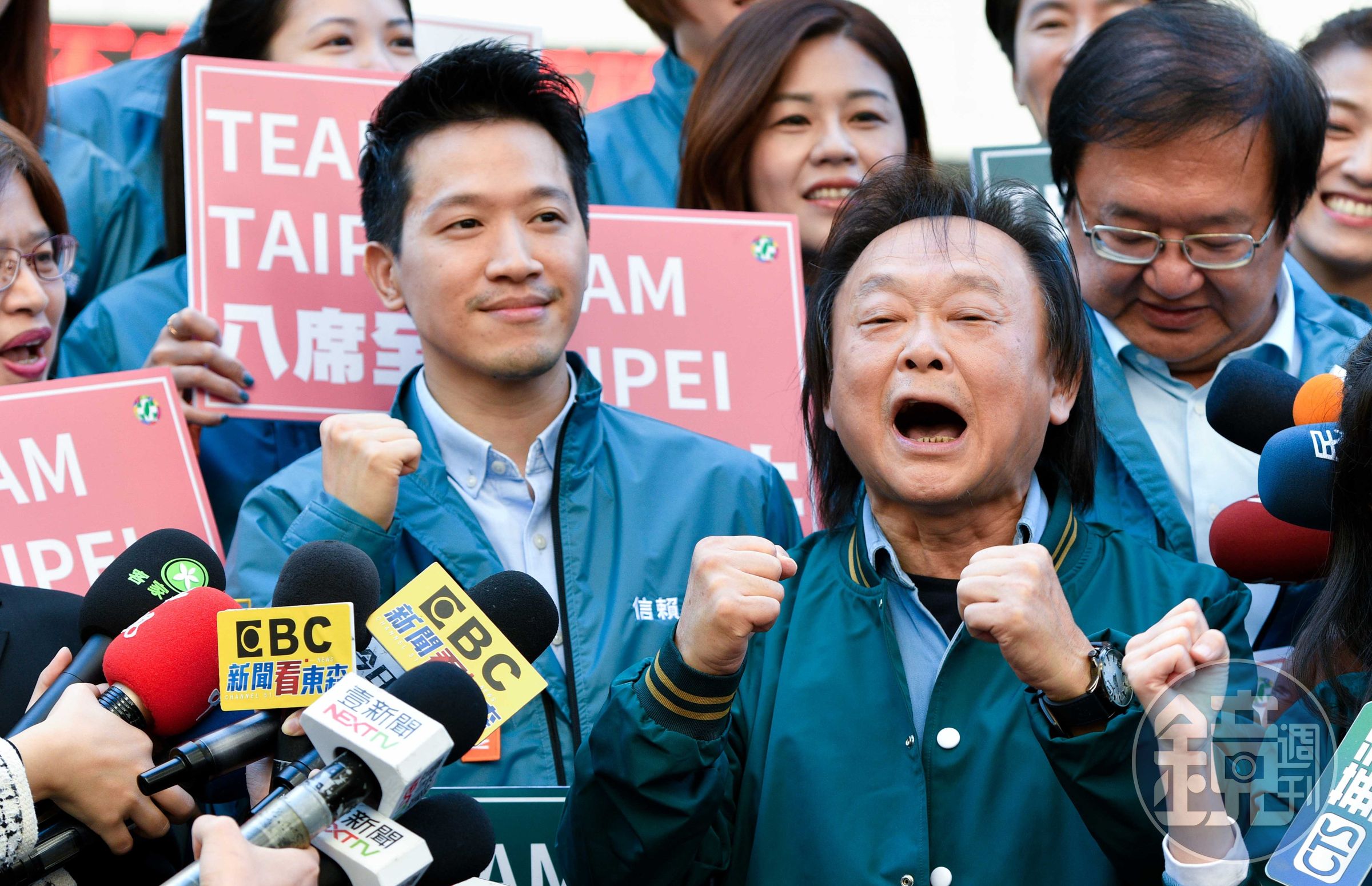 何志偉(左)主張王世堅(右)、莊瑞雄以不實言論公然辱罵他,提告求償600萬元。(本刊資料照)