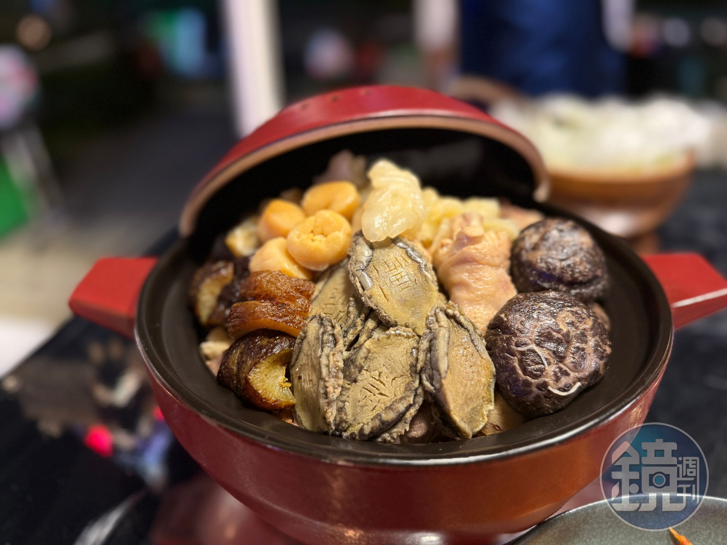 奢華的金黃色高湯「富貴金湯佛跳牆」並加入鮑魚、海參、花膠和鮮嫩雞腿等好料。