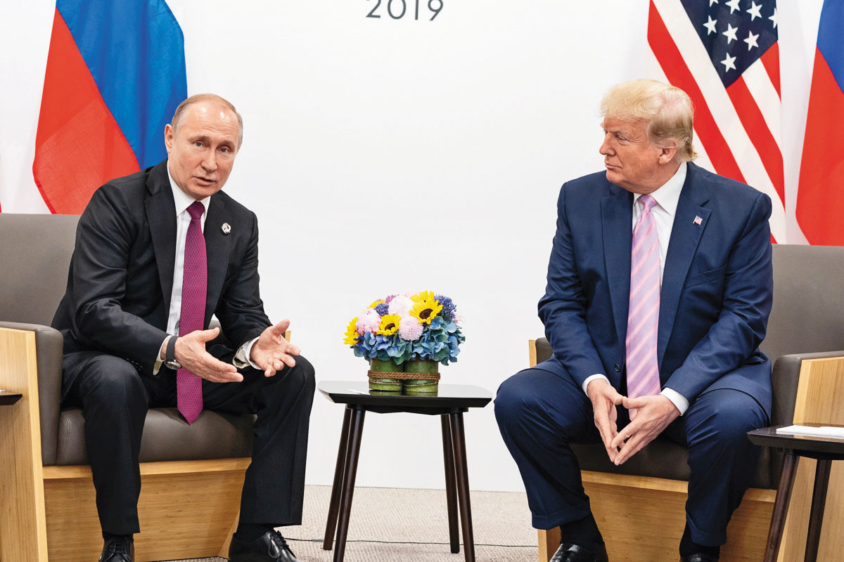 川普（右）改變美方原支持烏克蘭的態度，與普丁（左）會面共商結束烏俄戰爭。圖為2019年，雙方於G20會談。（Trump White House Archived Flickr）