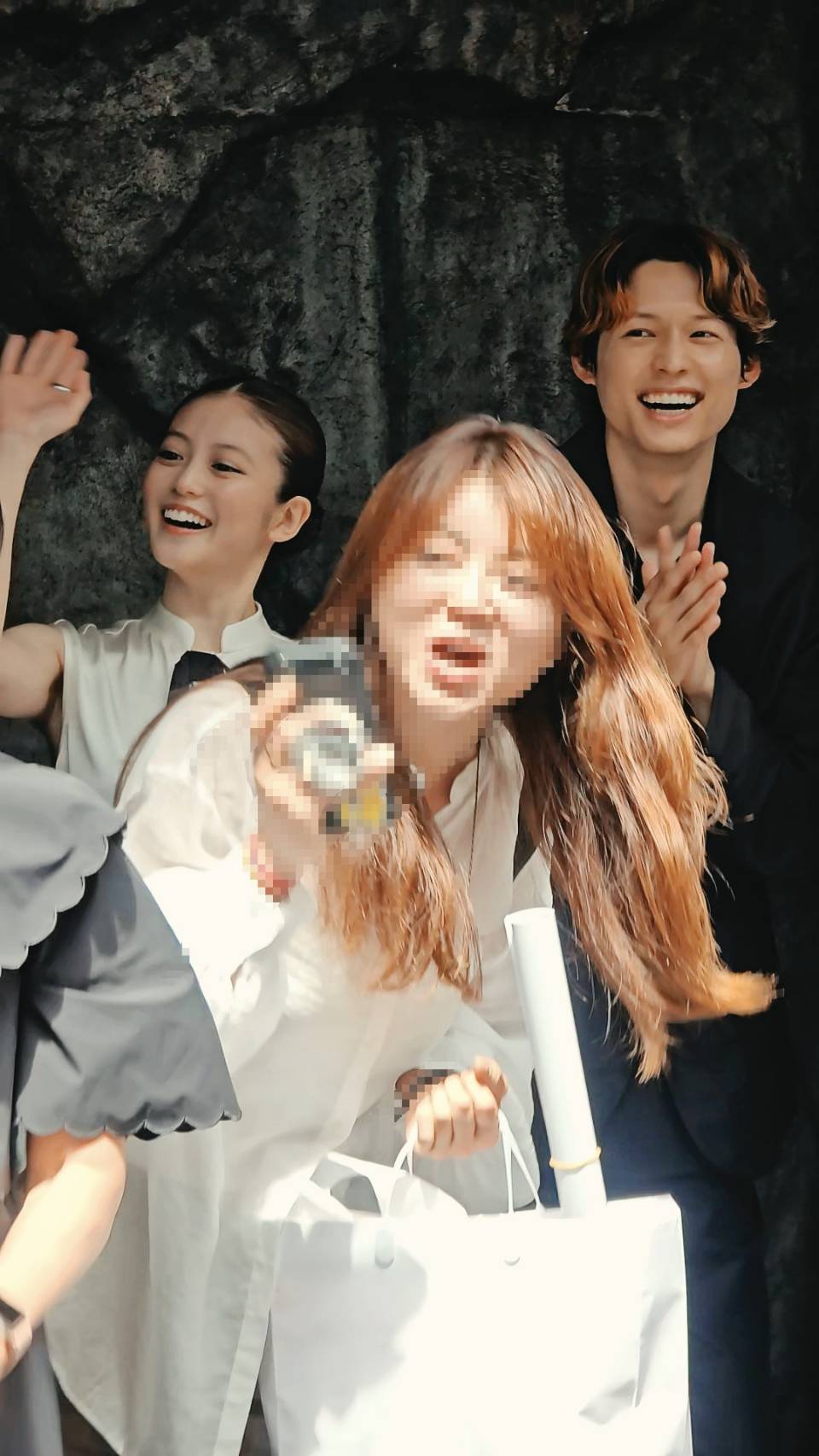 同場加映：導演岸善幸走紅毯時，一旁等待的松村北斗與今田美櫻也化身粉絲放聲尖叫，超歡樂。