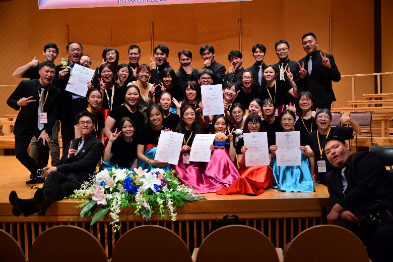 青韵合唱團獲獎後於比賽舞台開心合照留念。（吳宏達攝影，青韵合唱團提供）