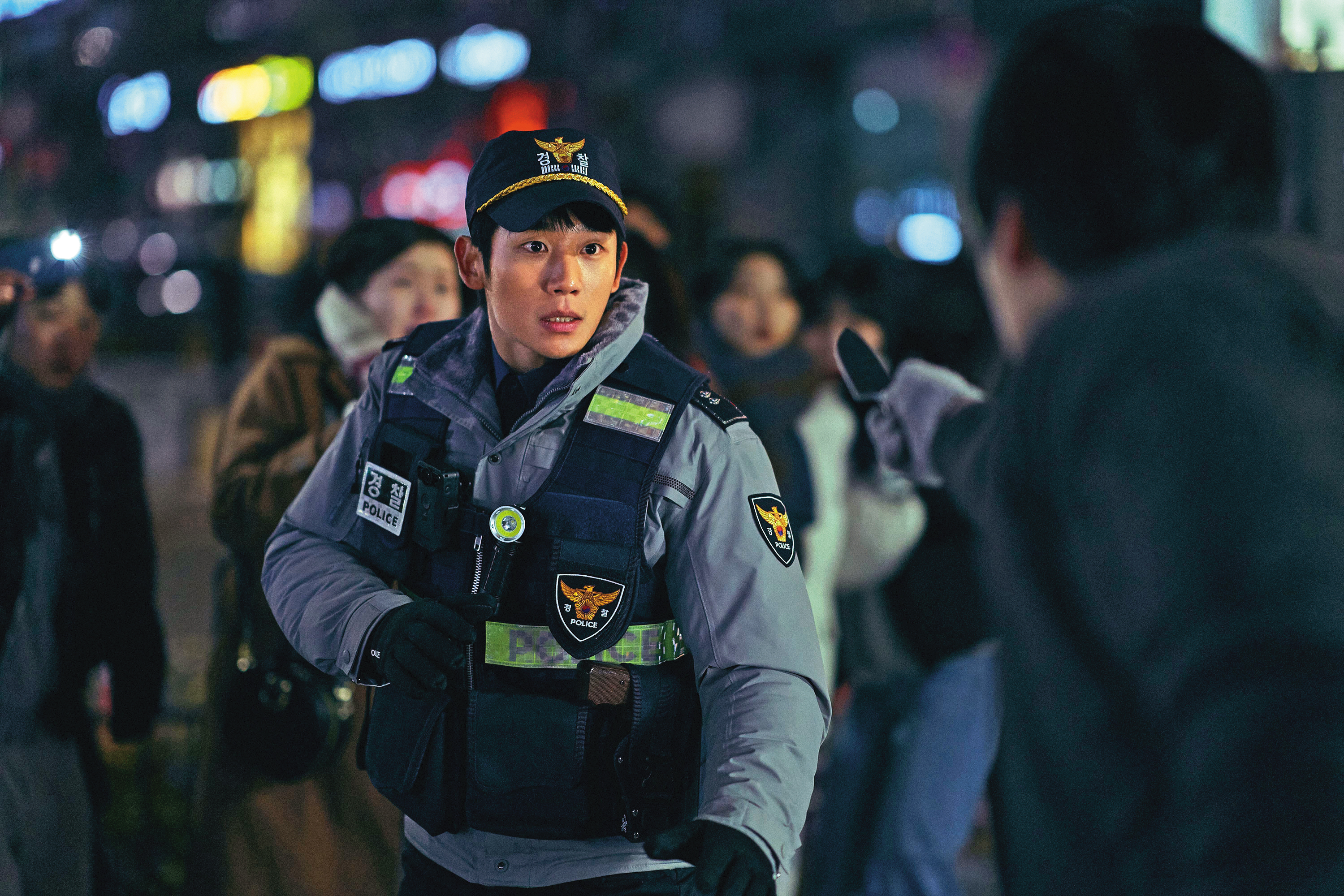 男神丁海寅飾演偵辦連環殺人案的刑警，挑戰綜合格鬥、關節技，跑酷等多樣動作訓練。（車庫提供）