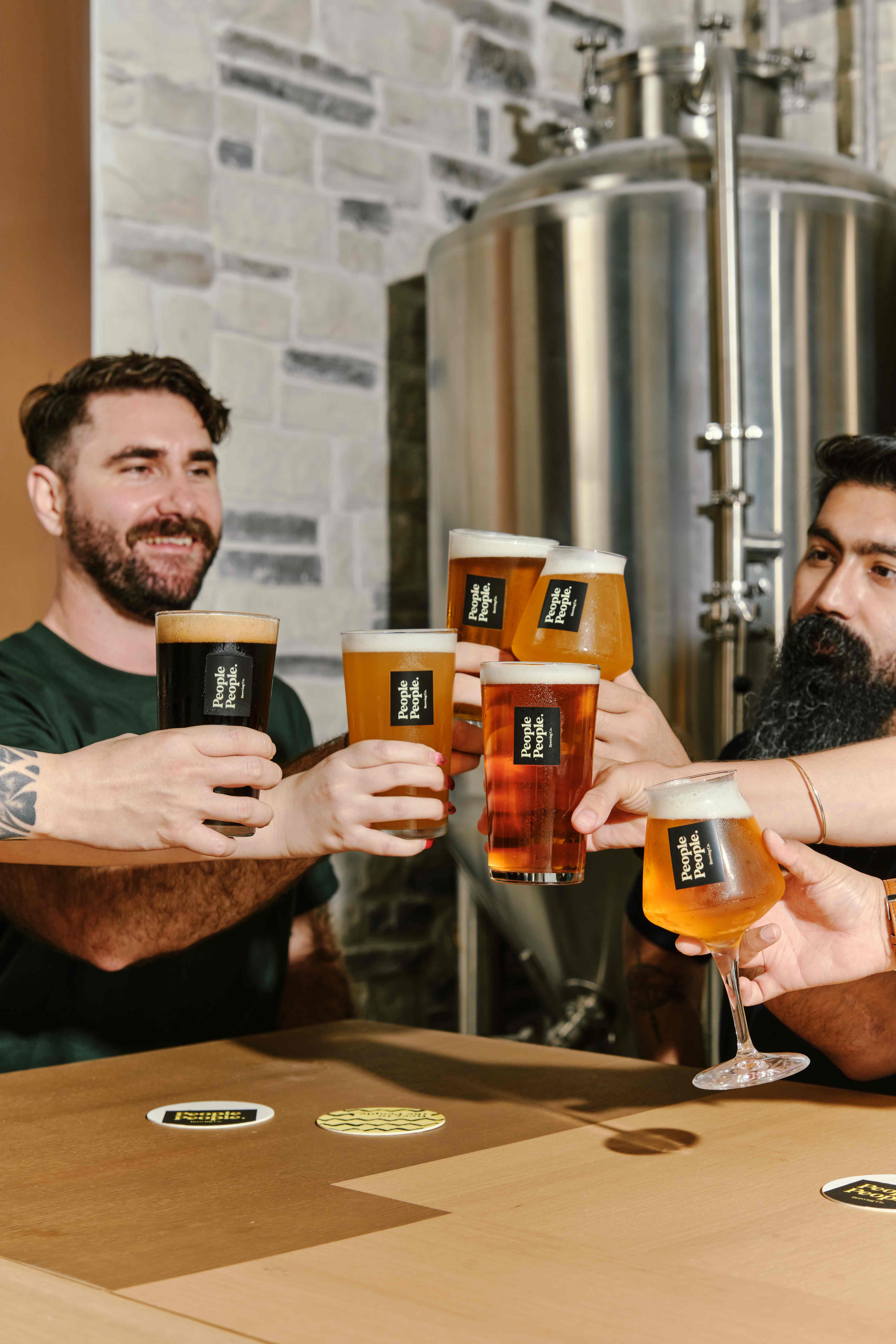 People People Brewing Co.的特色是現場五台1,500升的發酵罐直接與訂製酒頭相連,可喝到最新鮮的啤酒。(Photo Credit:RYAN LOH)