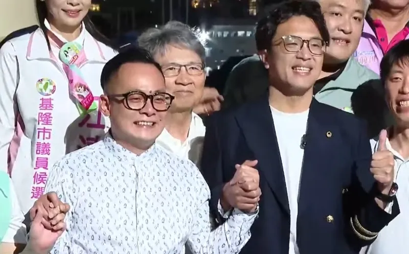 沈伯洋現身基隆！海洋廣場合體童子瑋　談逆風局出現希望「盼延續到11/28」