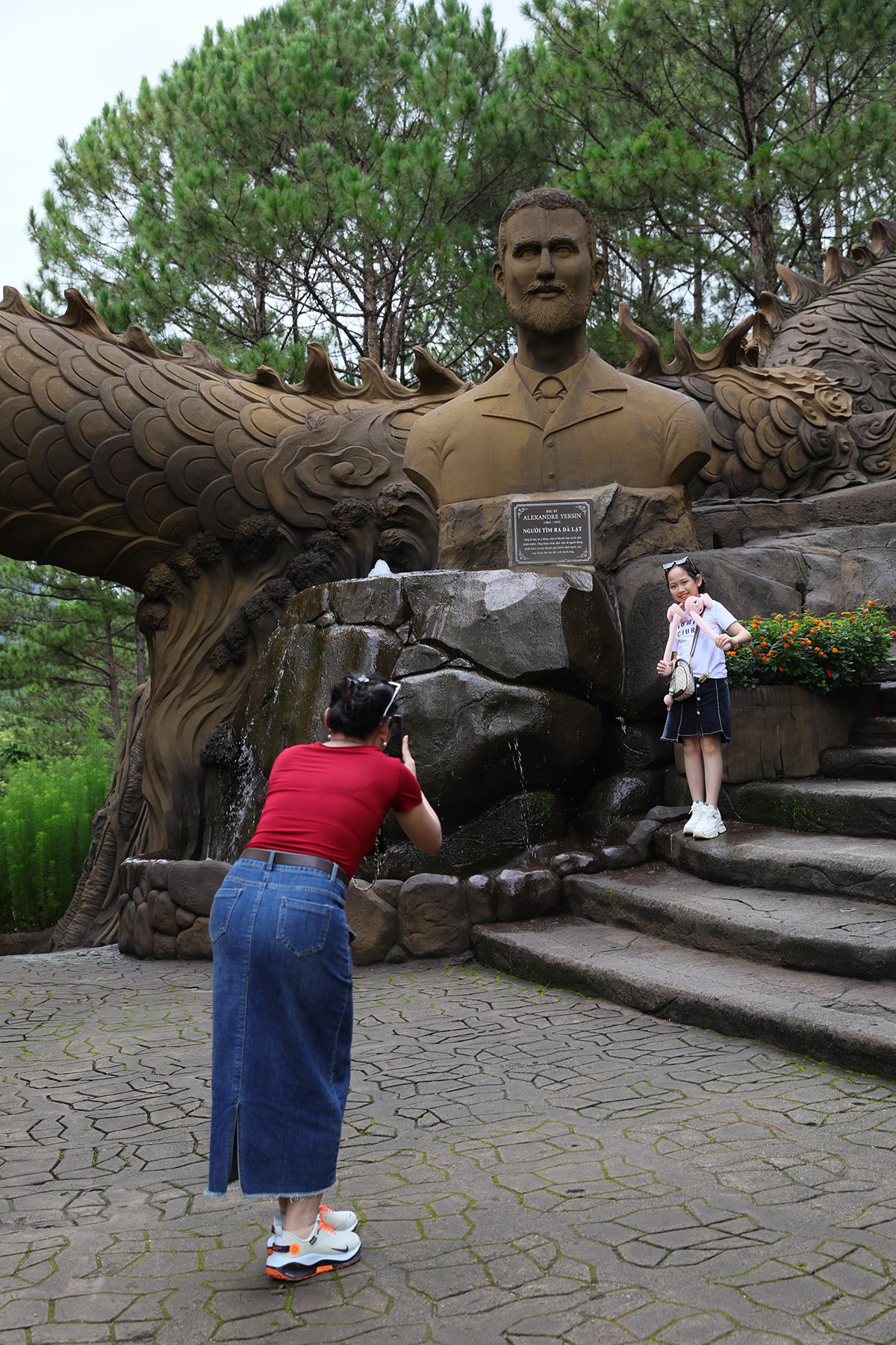 泥雕公園的起點是從發現大叻的瑞士裔法國探險家亞歷山大．耶爾森醫生開始。