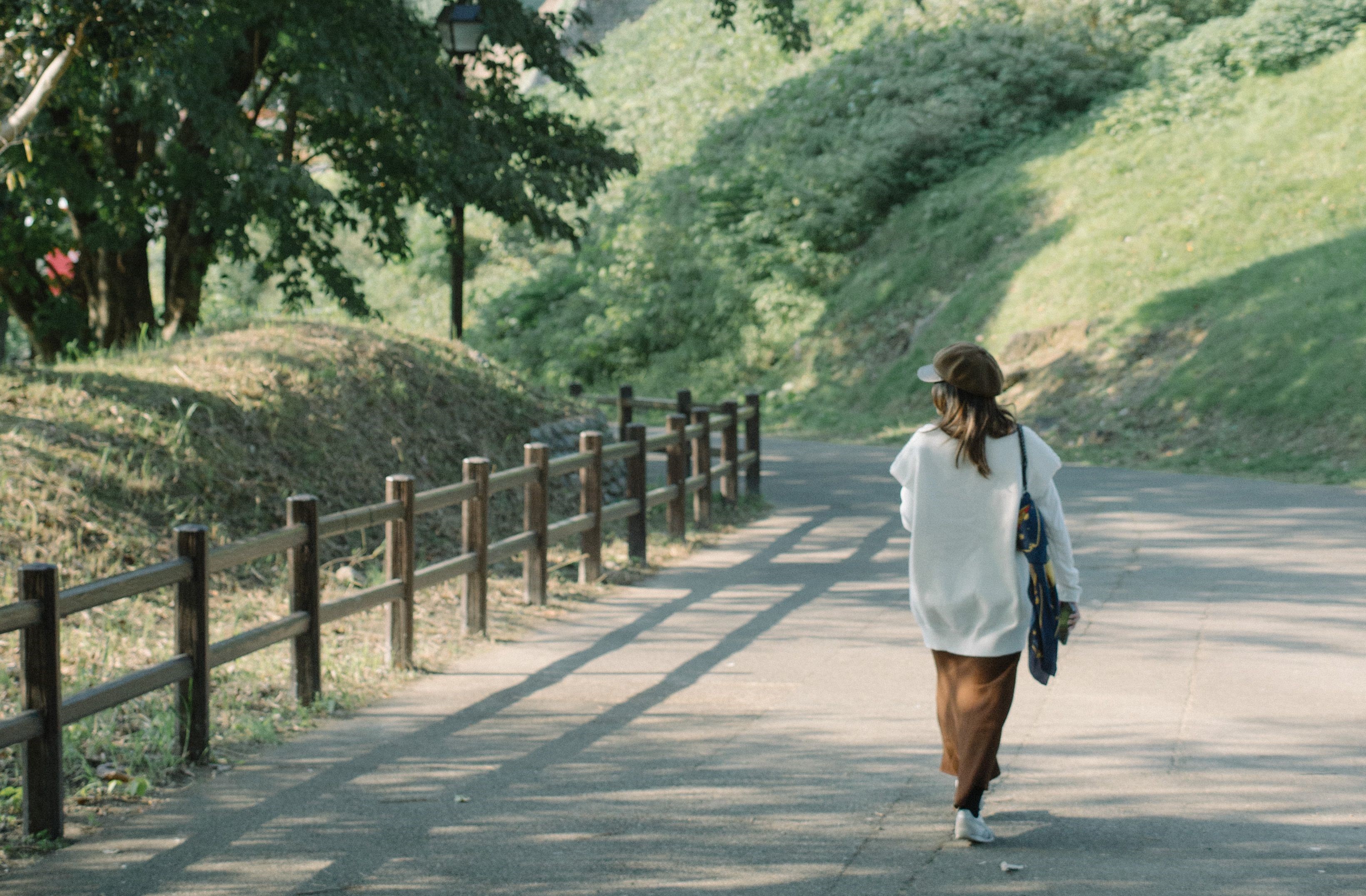 許多人嘗試透過散步減肥卻難以持之以恆。(示意圖/pexels)