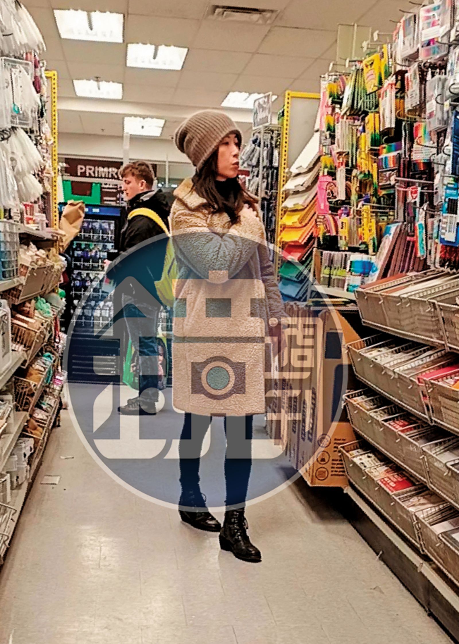 3月22日，逛完平價超市，貴婦奈奈（右）轉往類似台灣的廉價百元商品店找東西。