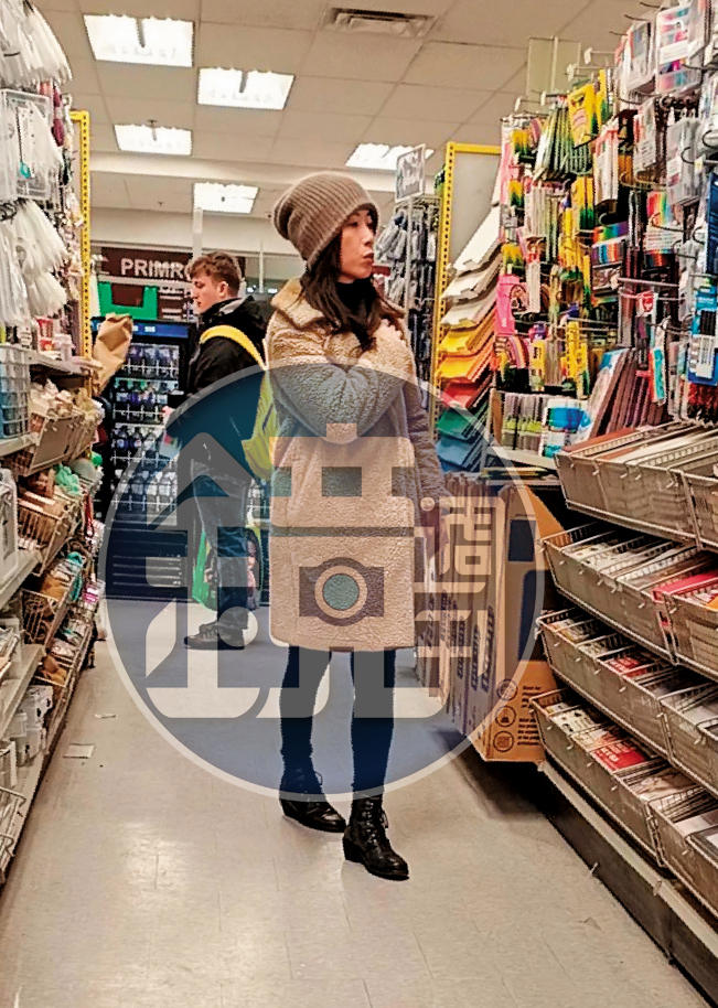 逛完平價超市,貴婦奈奈(右)轉往類似台灣的廉價百元商品店找東西。
