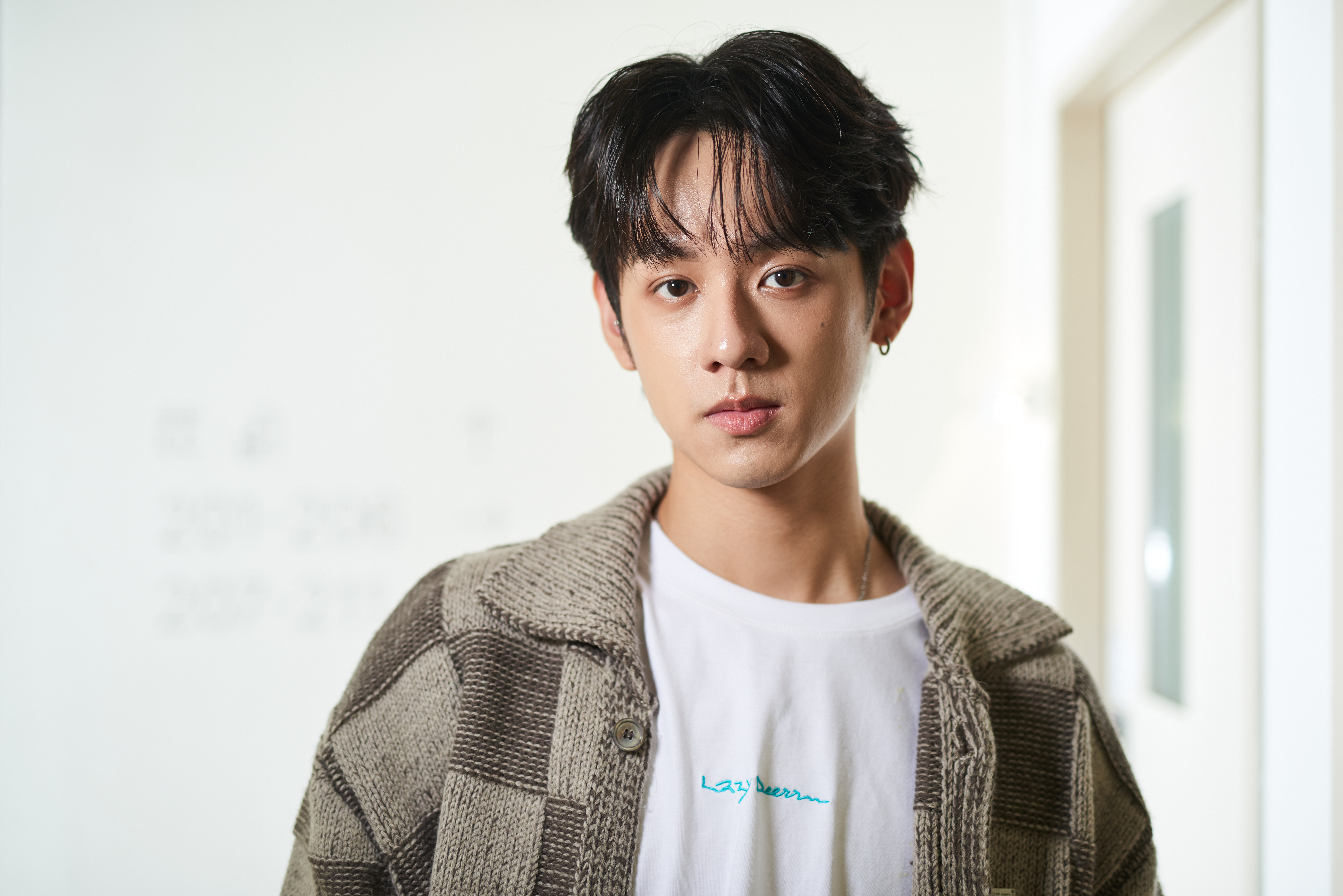 當初懷著星夢去韓國當練習生，洪暐哲吃苦耐勞認真練，如今返台出單曲接活動又演戲，重燃夢想。