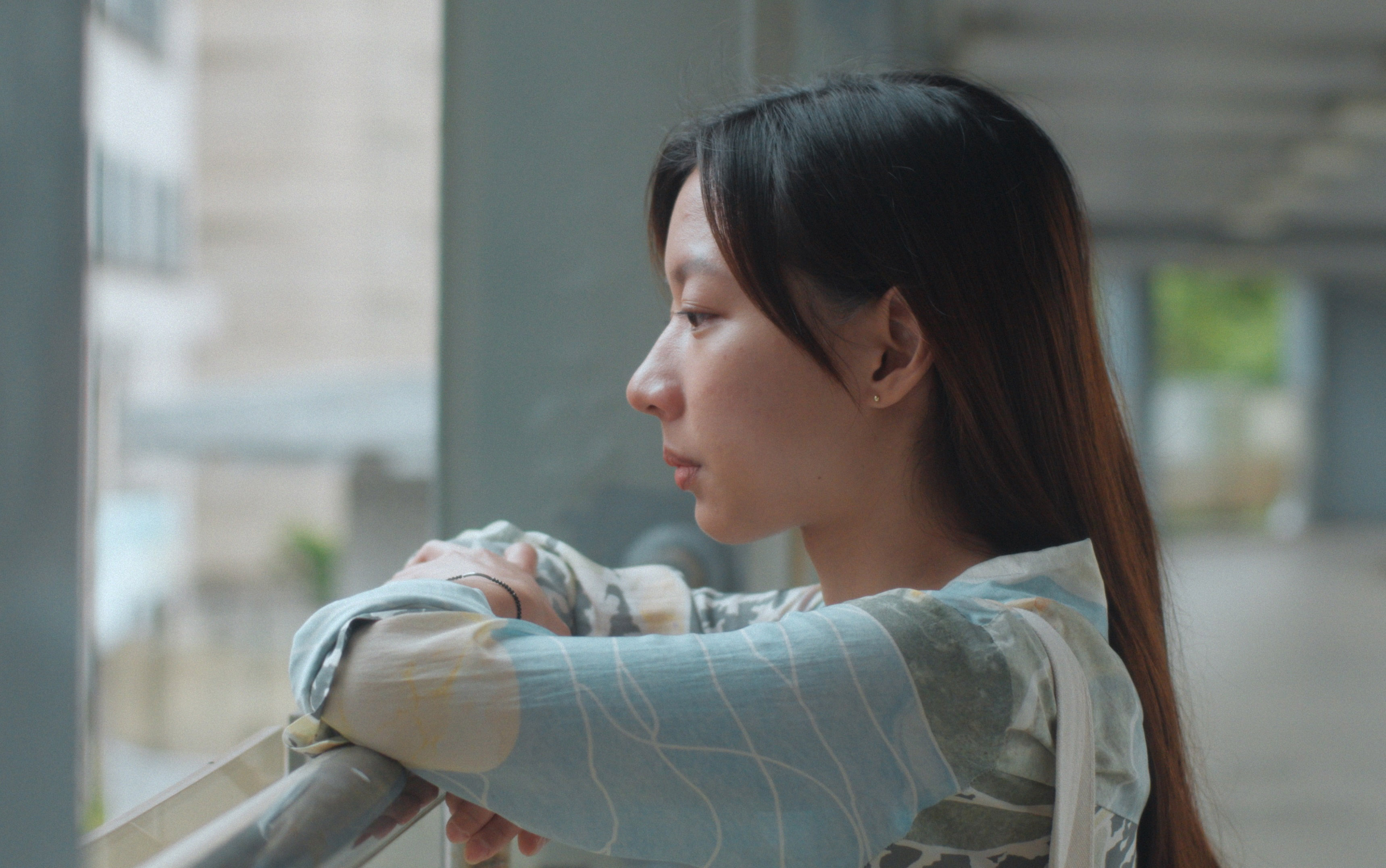 陳妤在《明日的過客》是已婚人妻因街頭偶遇舊愛內心掀波瀾。(光年映畫提供)