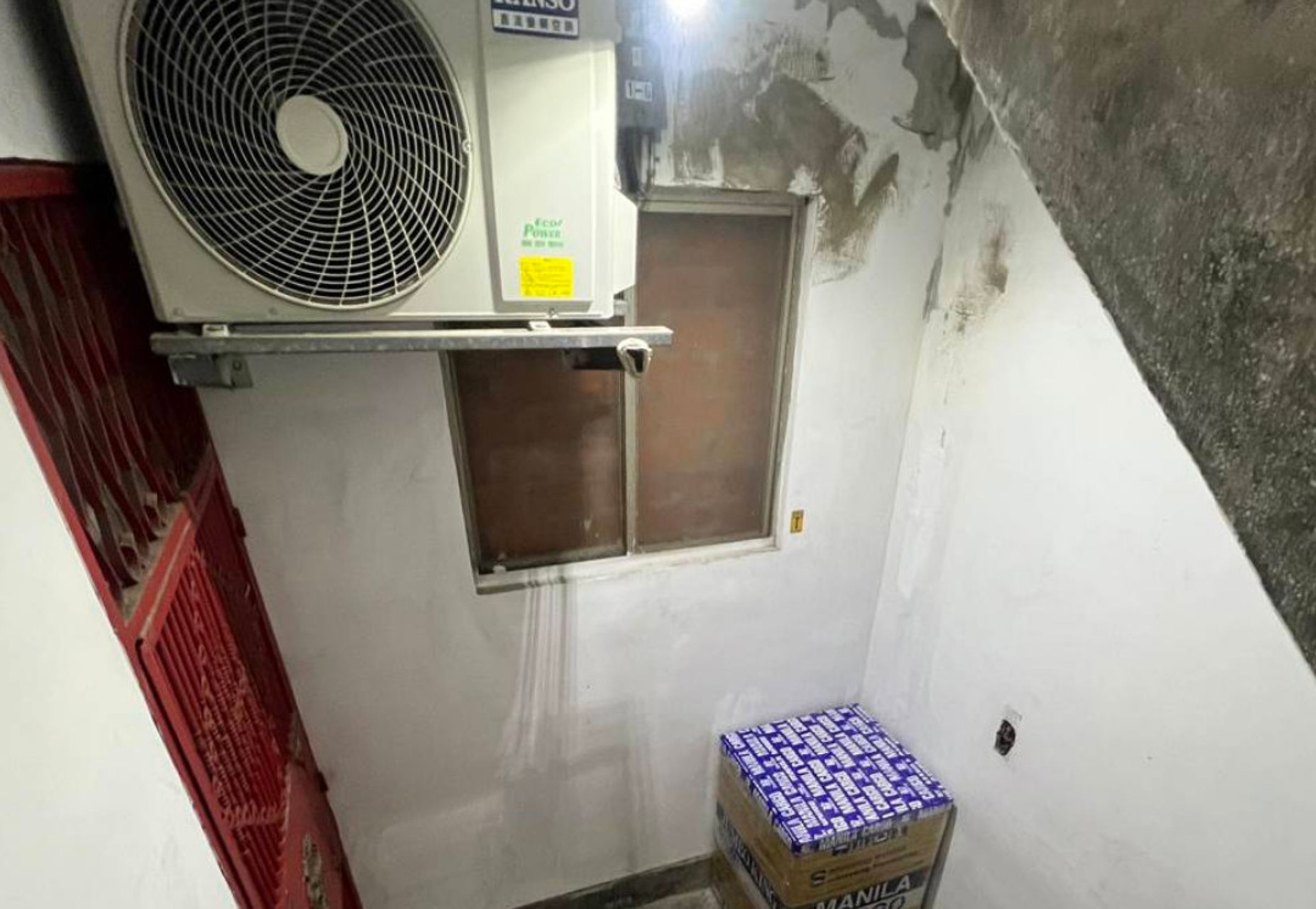 桃園一名網友發現鄰居房東將冷氣室外機裝在樓梯間，試圖想蒐證檢舉他。（翻攝臉書「爆料公社二社」）
