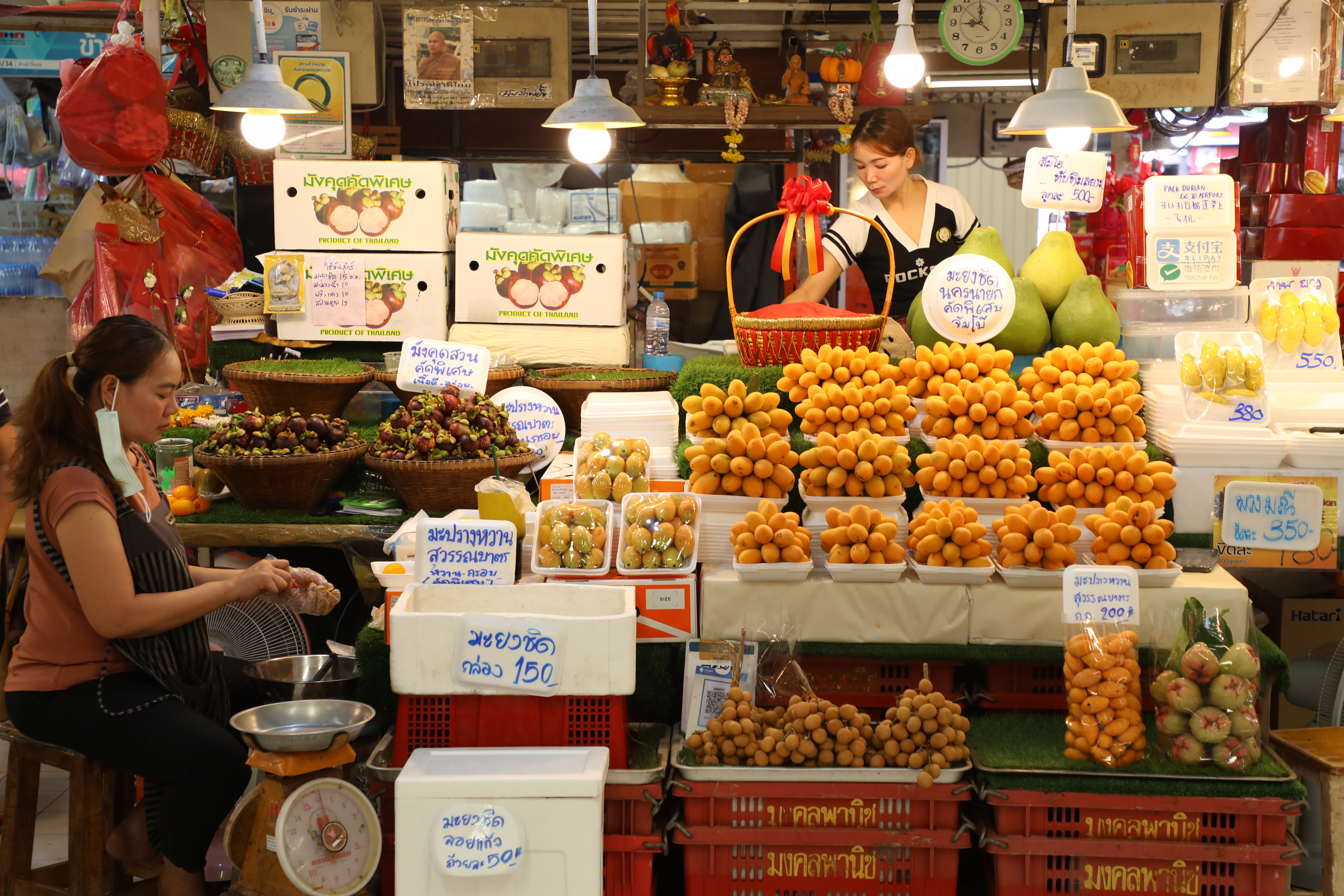 「Or Tor Kor Market」又被稱為「吃貨天堂」，許多攤位販賣各種熱帶水果，如台灣沒見過的橘色瑪麗安李。