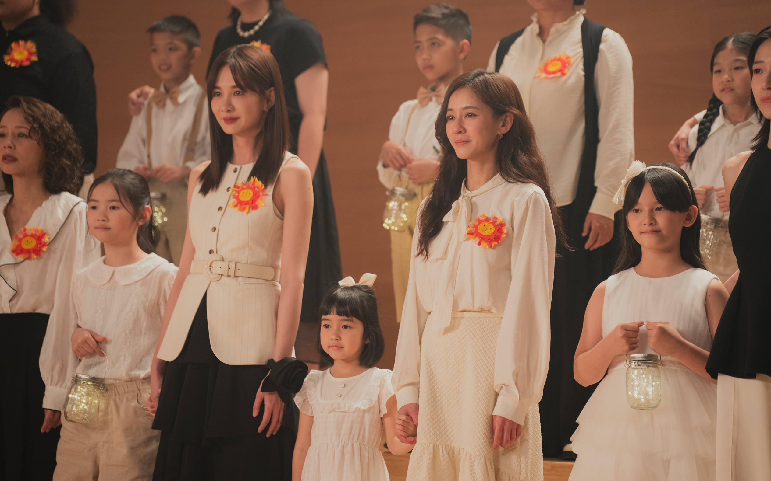 孫淑媚（前排左一）、安心亞（前排左三）與陳意涵（前排左五）是獄中同舍房的室友，也一起登台演唱 。（壹壹喜喜提供）