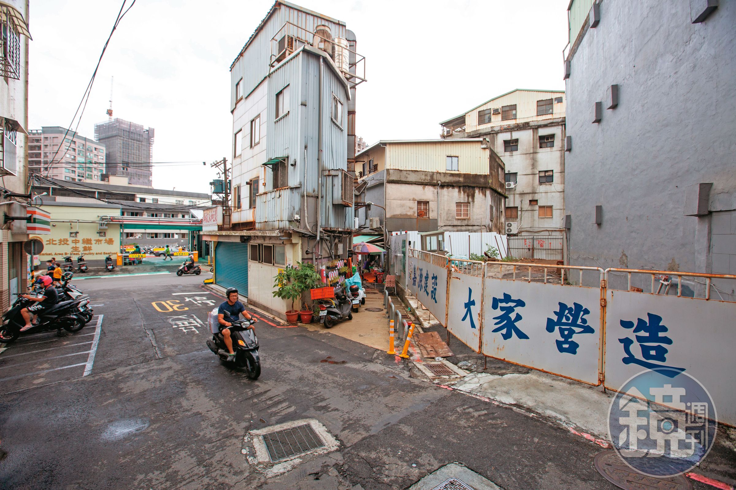 因資金來源限縮，有中小型建案發生爛尾樓事件，打擊消費者信心。