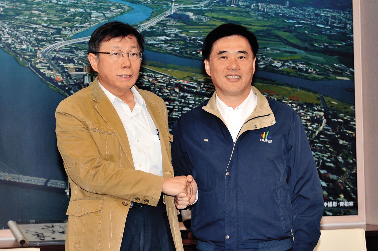 郝龍斌承諾若當選主席將拜會柯文哲，推進藍白合。圖為2014年柯文哲當選台北市長拜會郝龍斌。（翻攝台北市府官網）