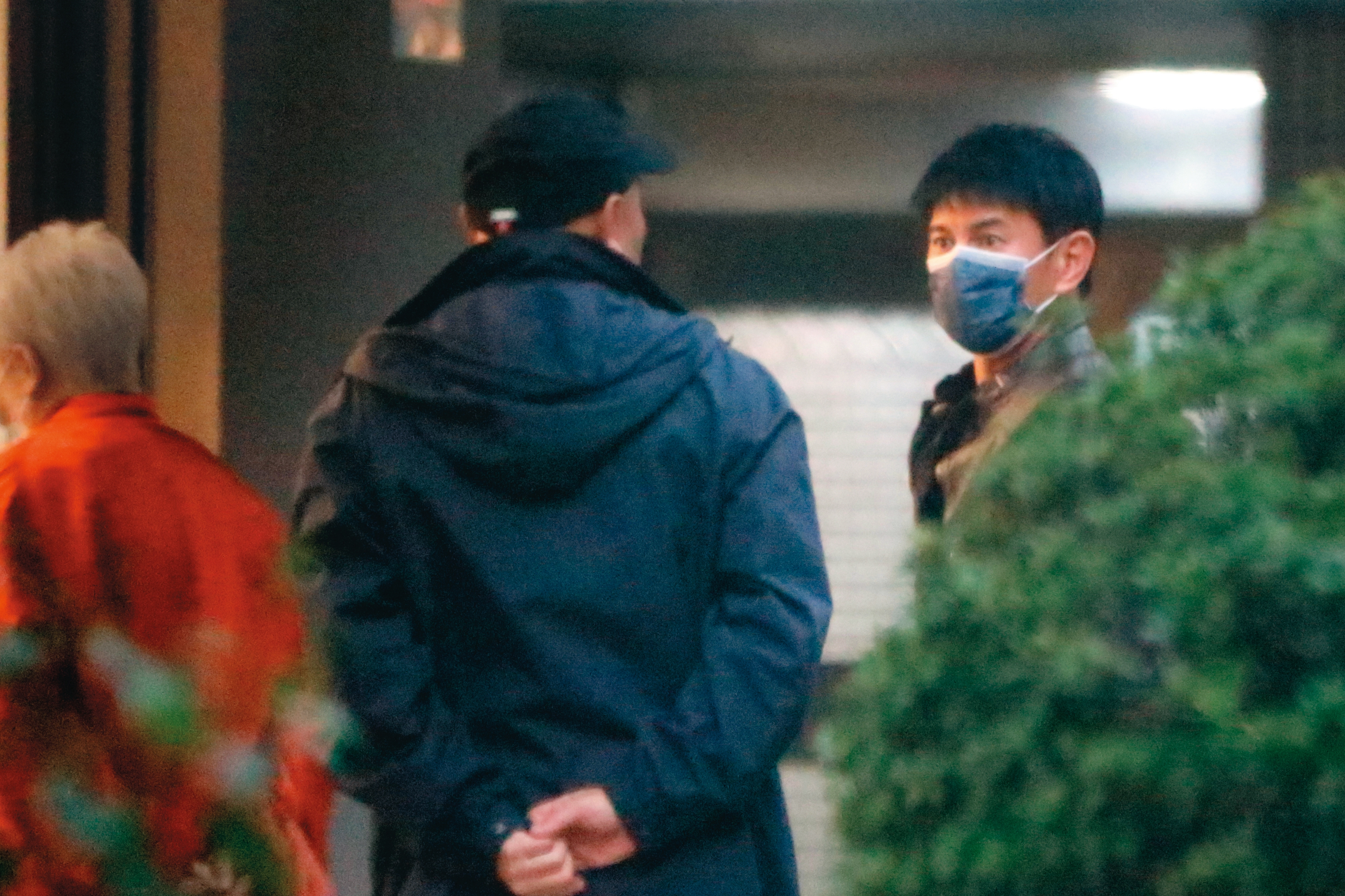 1/12，17：14吳奇隆（右）在咖啡店跟一對男、女長輩碰面，不久後就驅車離去。