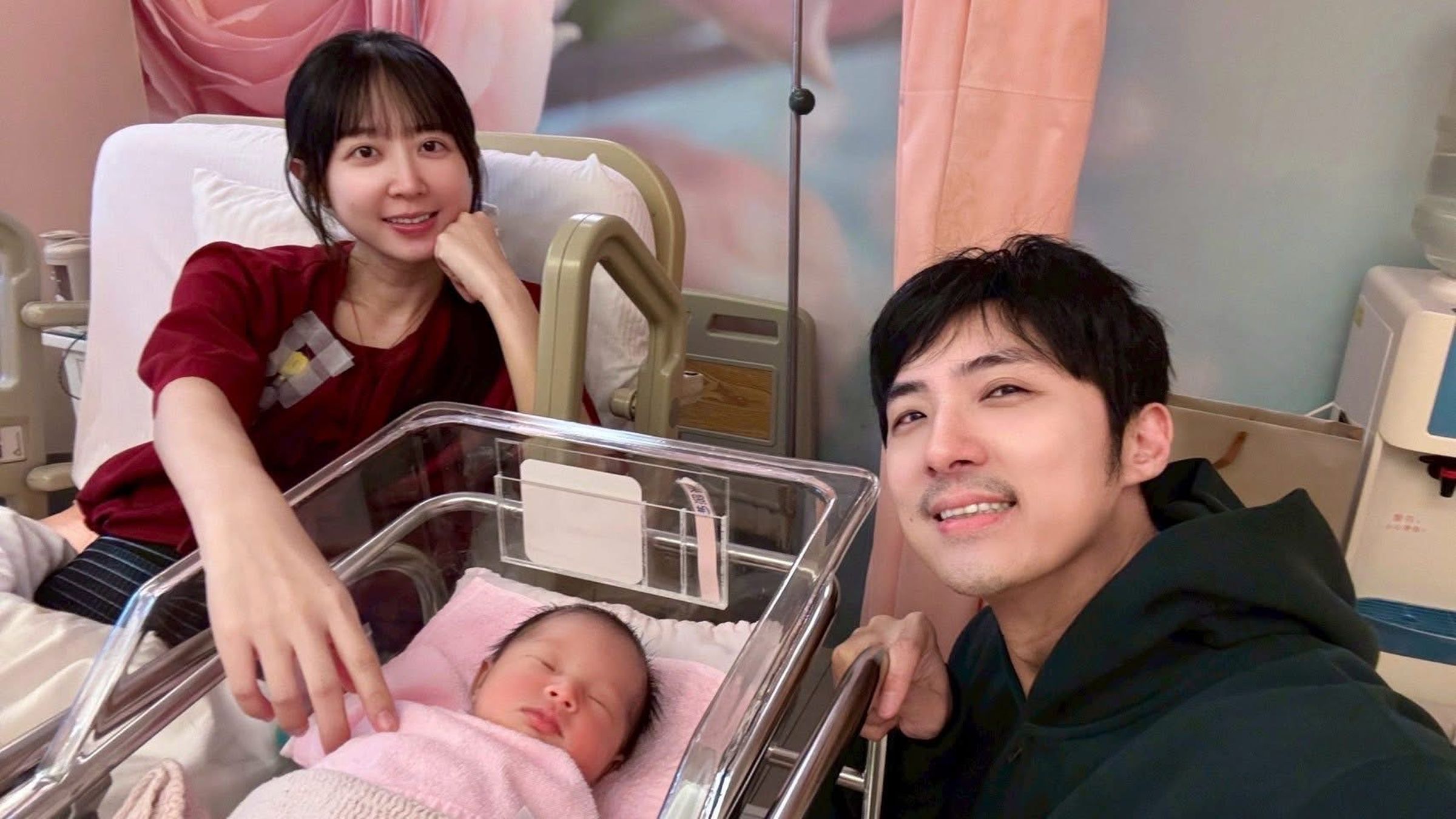 李運慶和洪詩開心迎接二女兒到來。(翻攝自臉書)