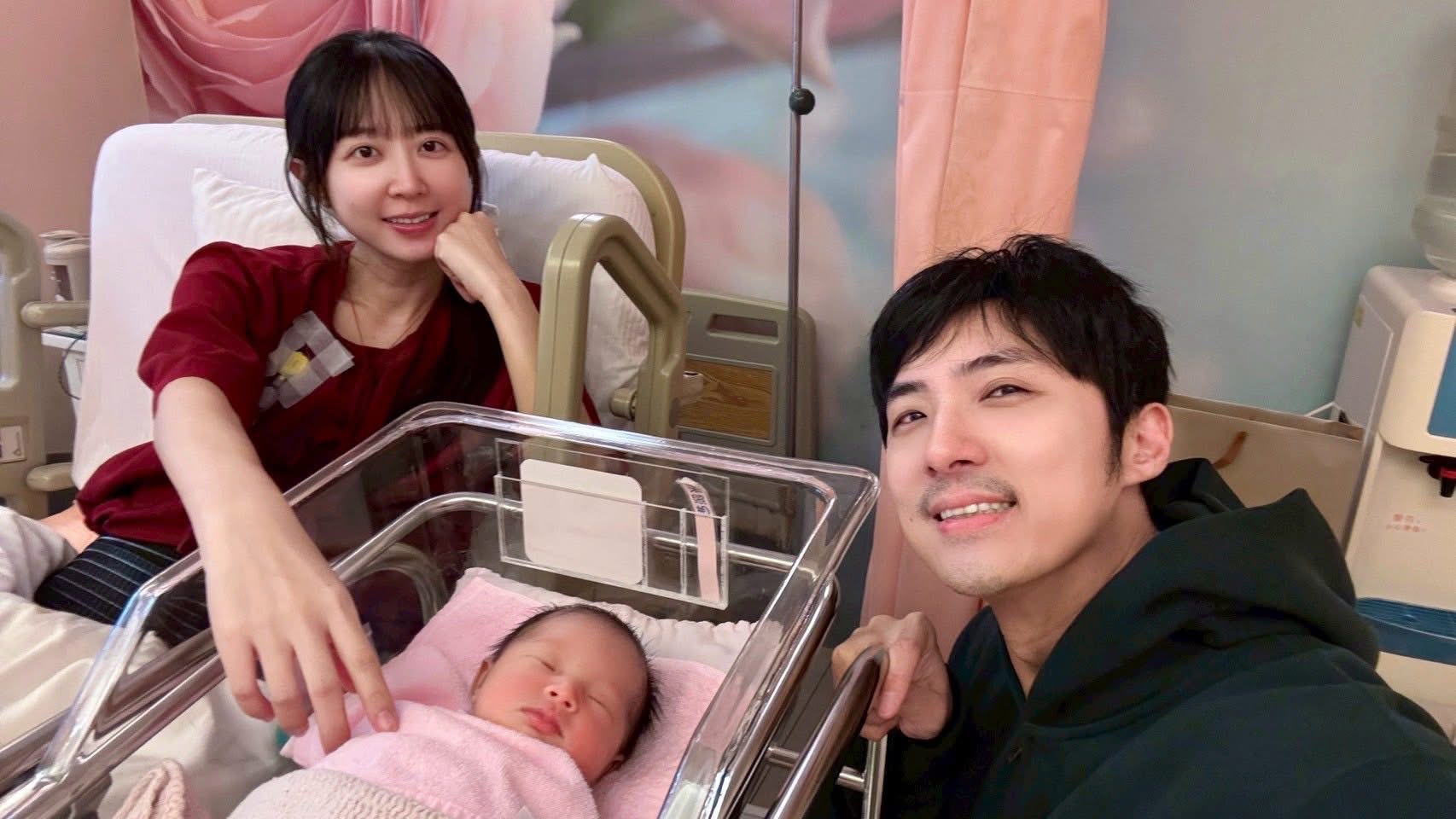 李運慶和洪詩開心迎接二女兒到來。（翻攝自臉書）