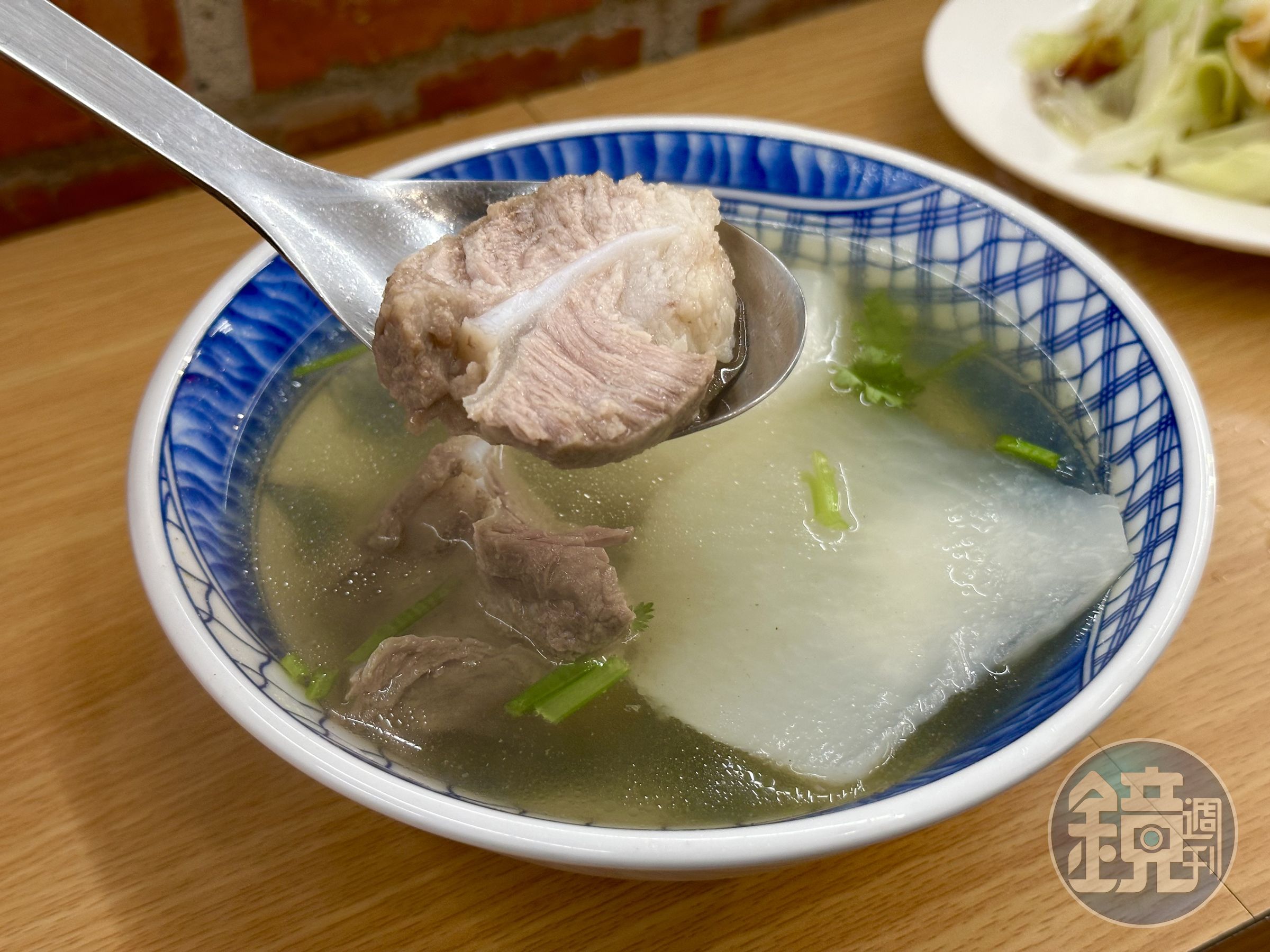 「原汁排骨湯」肉質扎實,白蘿蔔透軟有甜,湯頭甘美爽口。(50元/小碗)