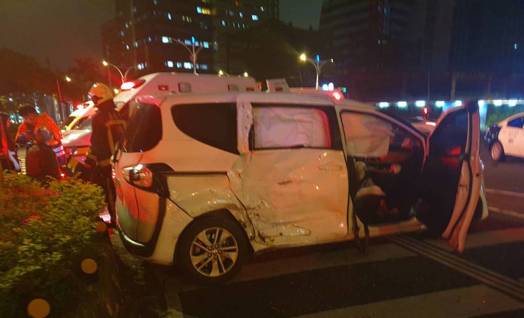 一輛多元計程車今日凌晨在監察院前，遭疑闖紅燈的BMW轎車攔腰撞上，車身凹陷，5名乘客送醫。（翻攝畫面）