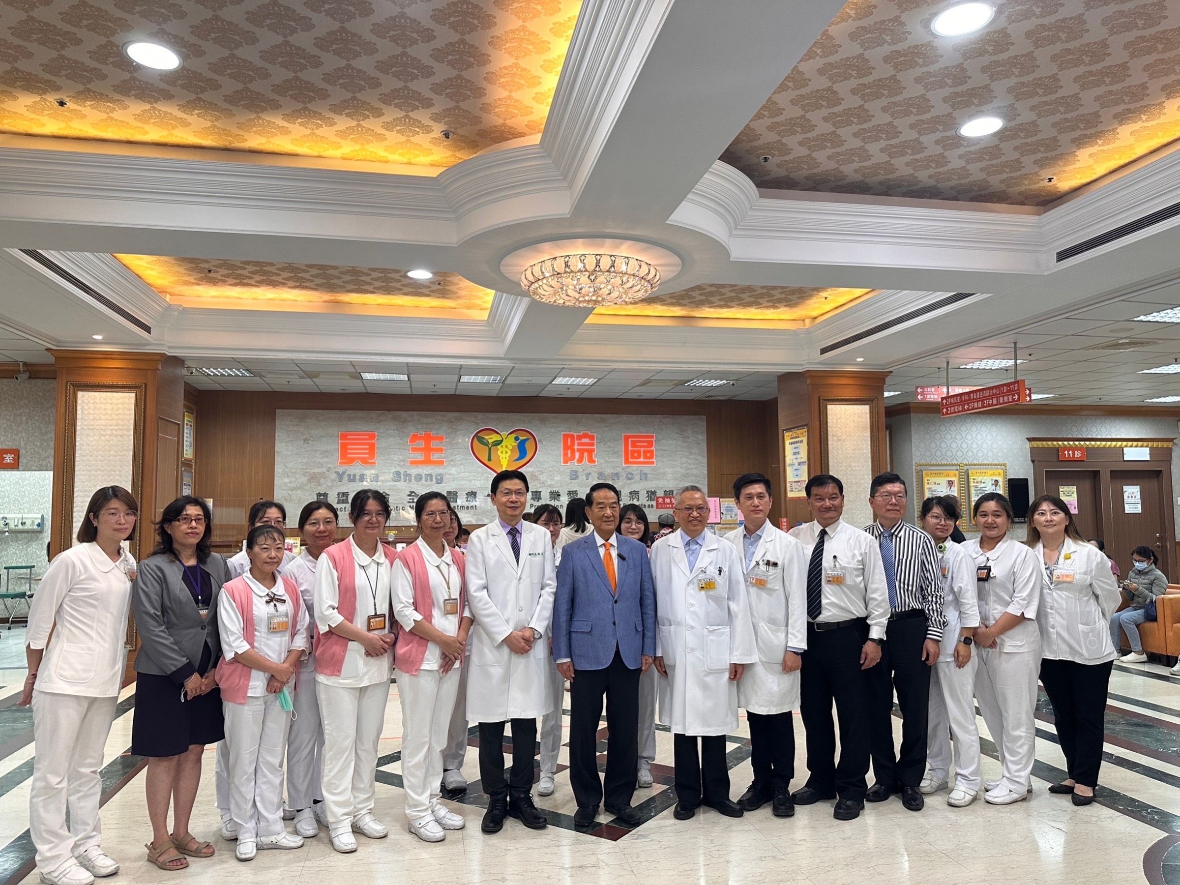 宋楚瑜今日前往彰化員榮醫院,獲現場護理師熱烈歡迎。(親民黨提供)