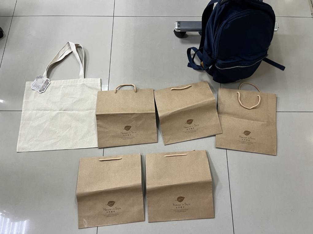 警方扣得裝贓款的牛皮紙袋。（警方提供）