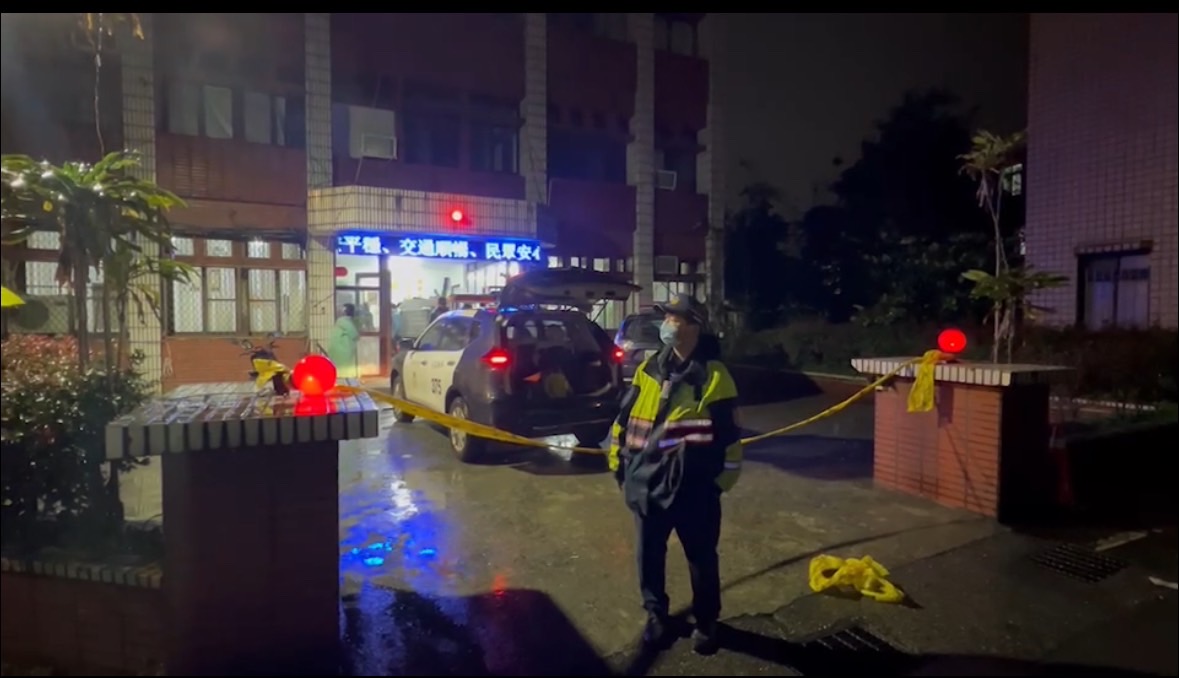 簡姓男子29日駕駛貨車撞入警局造成1警殉職，事發後簡男徒步逃逸闖入平交道遭火車撞死。（翻攝照片）