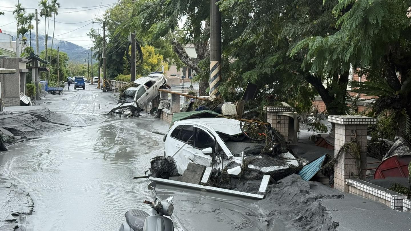 洪水湧入光復鄉，造成嚴重淹水，目前已有14人罹難、17人失聯。（翻攝自花蓮縣政府 粉絲專頁）