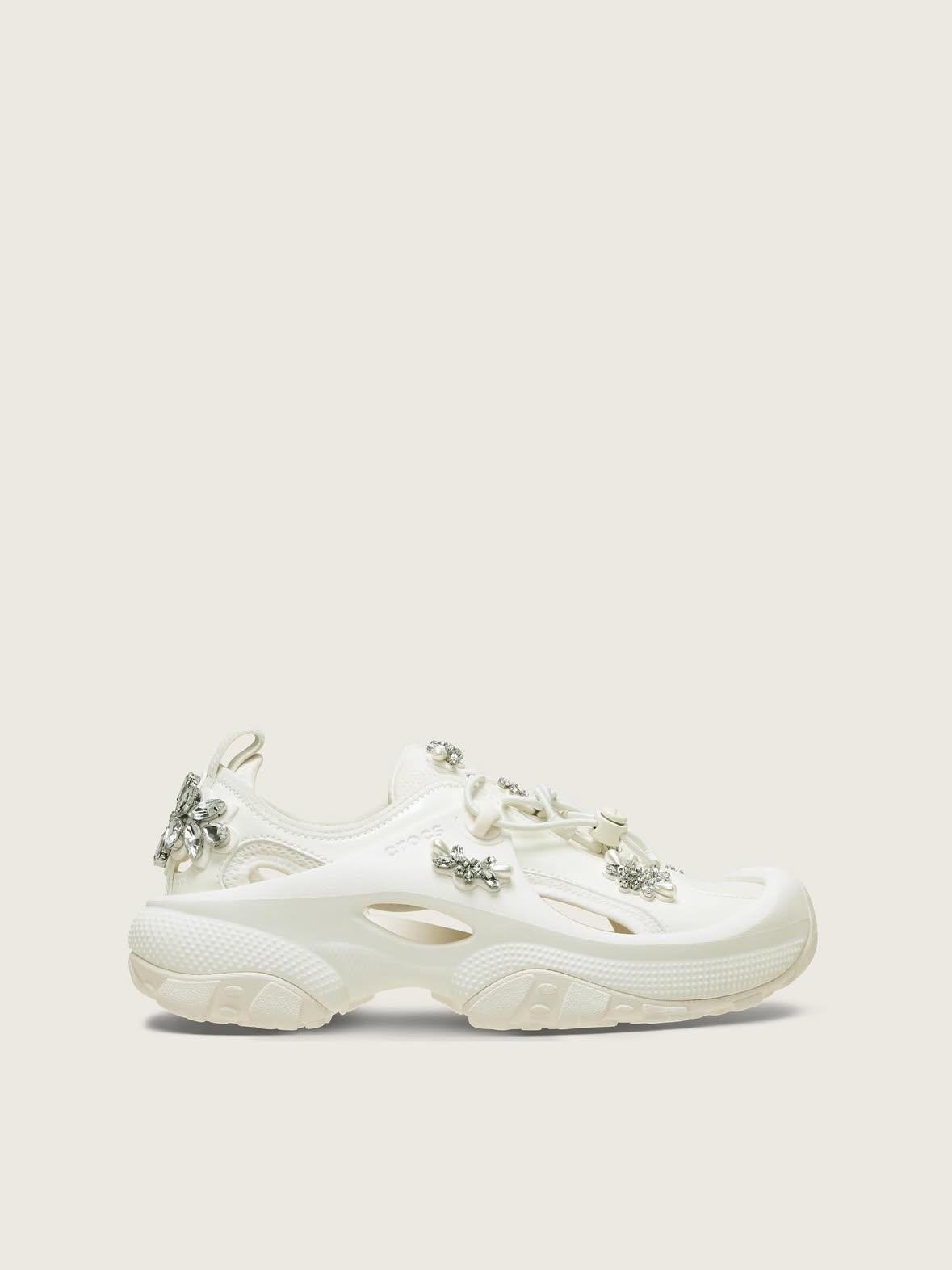 Simone Rocha x Crocs聯名系列休閒運動鞋(白)。NT$6,980(喜事集團提供)